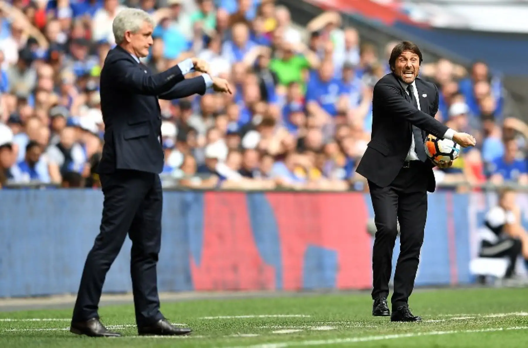 El entrenador del Chelsea Antonio Conte y el entrenador del Southampton Welsh Mark Hughes dan instrucciones a sus jugadores desde la línea de banda durante el partido de fútbol de la semifinal inglesa FA Cup entre Chelsea y Southampton.Foto: AFP