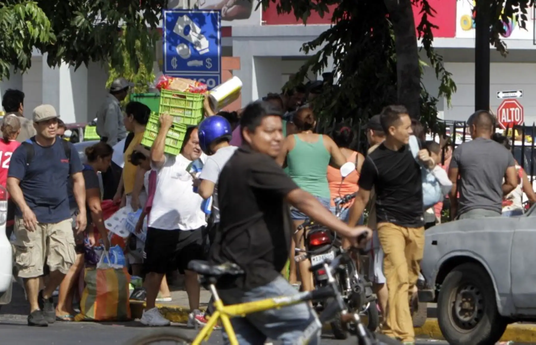 La gente saquea un supermercado dentro de las protestas contra las reformas del gobierno en el Instituto de Seguridad Social, en Managua.Foto:AFP