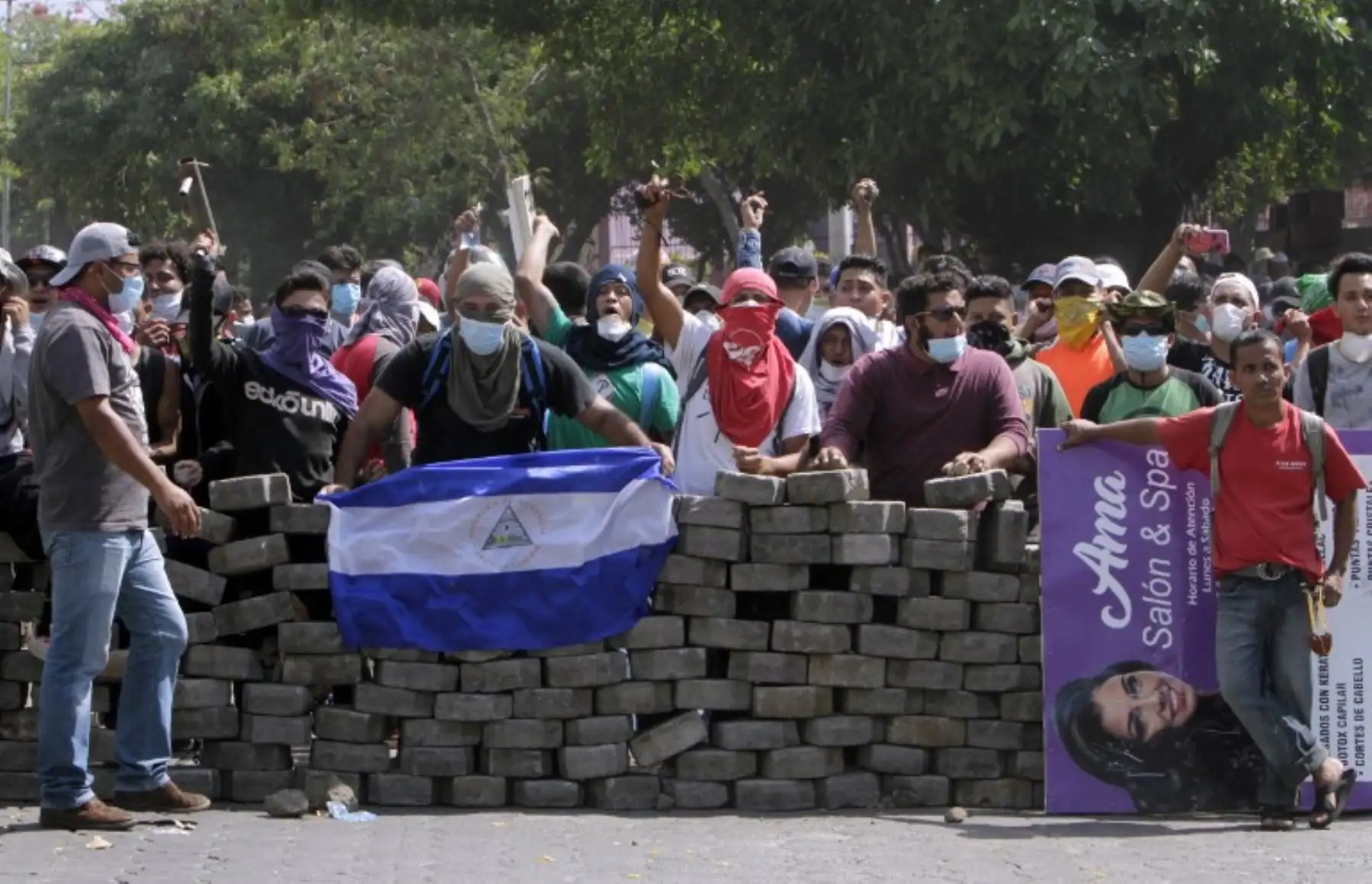 Violentas protestas contra un cambio propuesto en el sistema de pensiones de Nicaragua han dejado al menos 10 muertos más de dos días.Foto:AFP