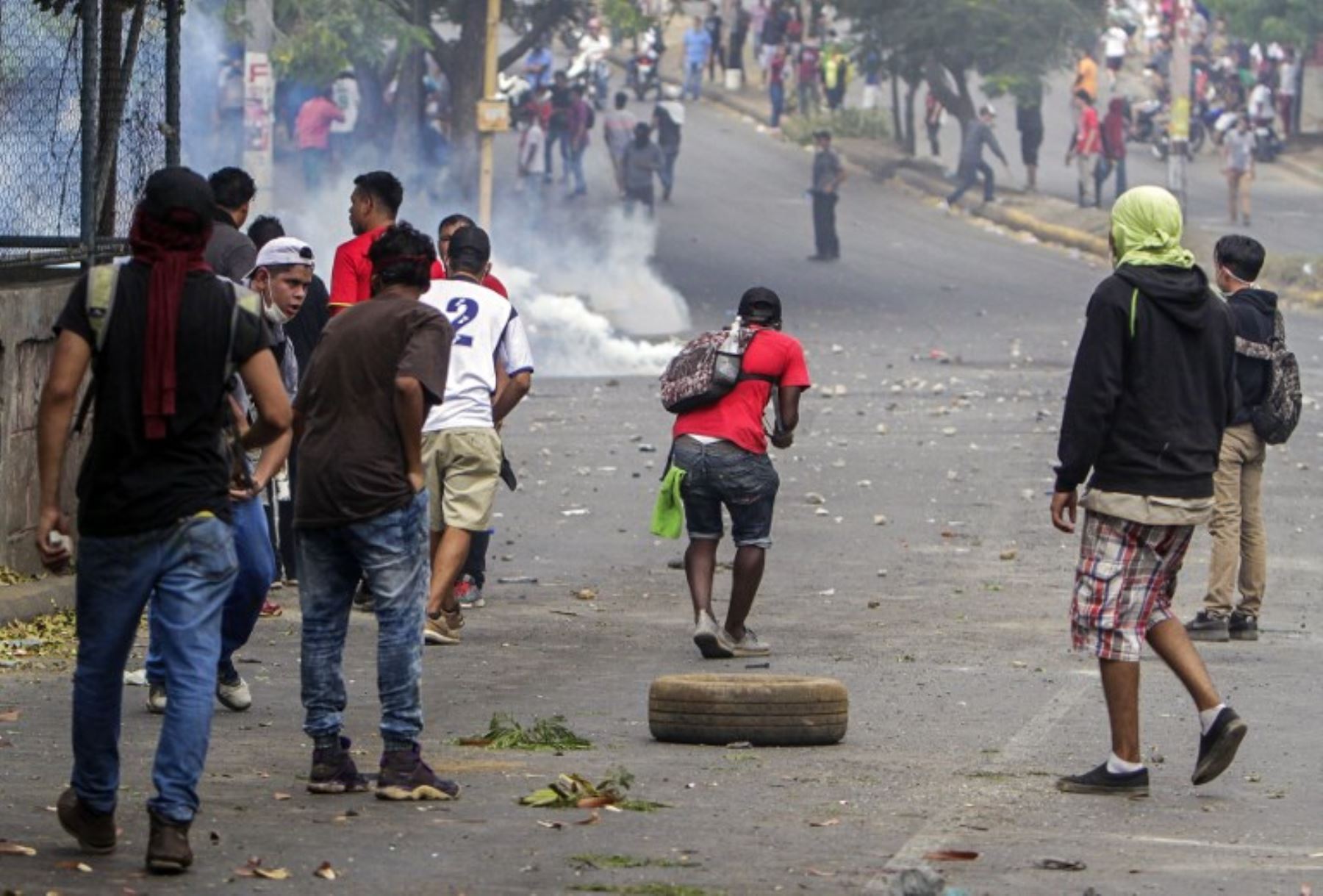 Estudiantes chocan con agentes de la policía antidisturbios de Nicaragua durante una protesta contra las reformas del gobierno en el Instituto de Seguridad Social.Foto:AFP
