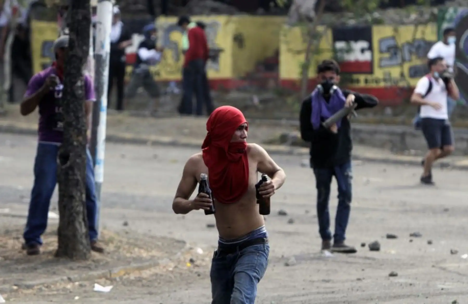 Estudiantes chocan con agentes de la policía antidisturbios de Nicaragua durante una protesta contra las reformas del gobierno en el Instituto de Seguridad Social.Foto:AFP