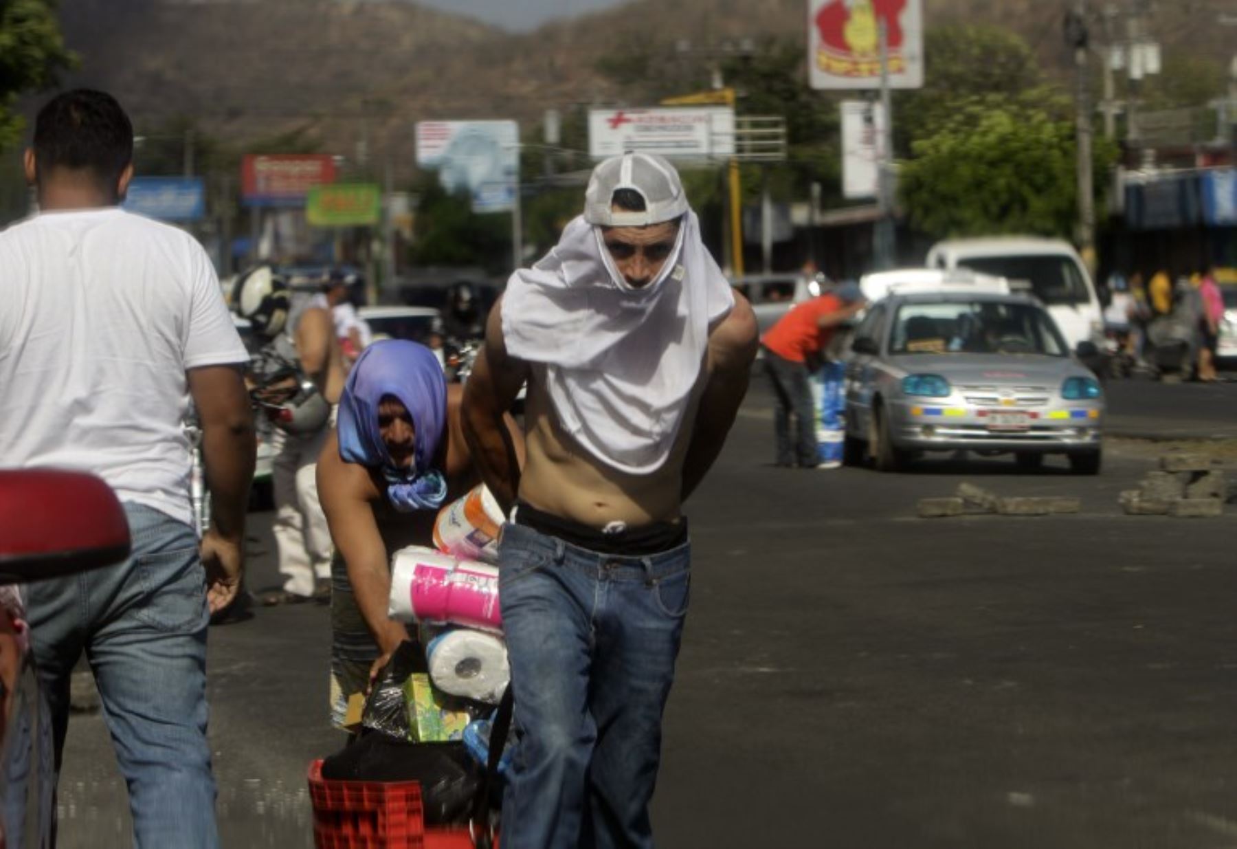 Dos hombres empujan un carrito con bienes después de saquear un supermercado durante las protestas contra las reformas del gobierno en el Instituto de Seguridad Social, en Nicaragua.Foto:AFP