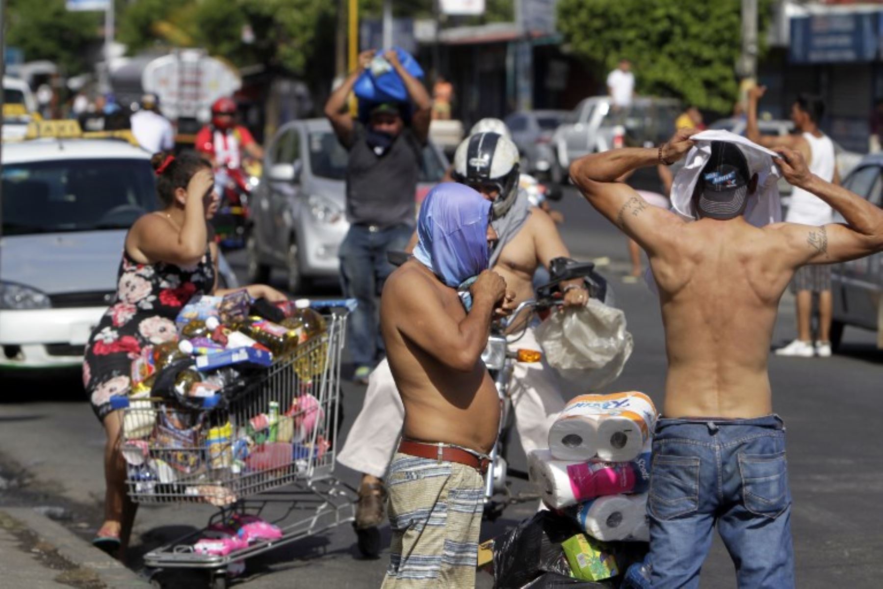 La gente empuja los carros de compras con bienes, después de saquear un supermercado por las protestas en contra de las reformas del gobierno en Nicaragua.Foto:AFP