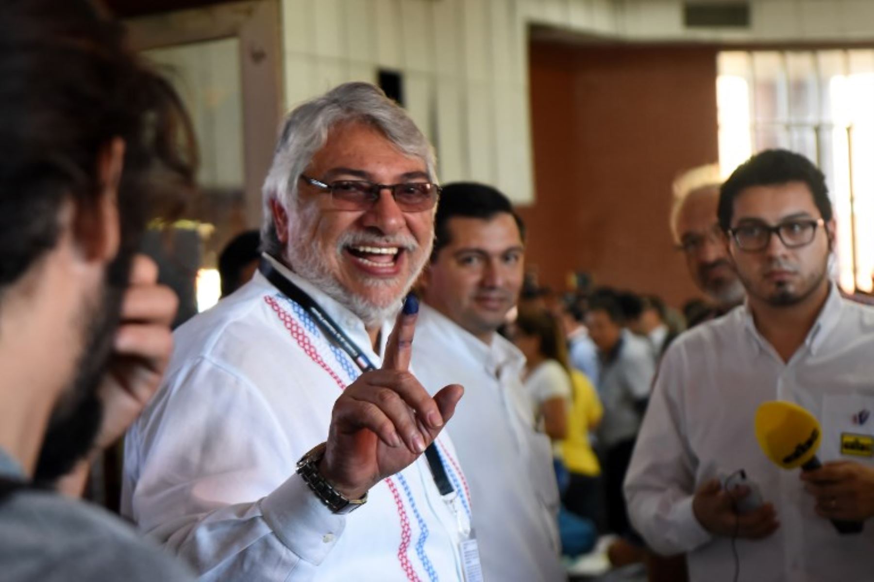 El ex presidente paraguayo Fernando Lugo muestra su dedo entintado después de emitir su voto durante las elecciones presidenciales, en Asunción.Foto: AFP