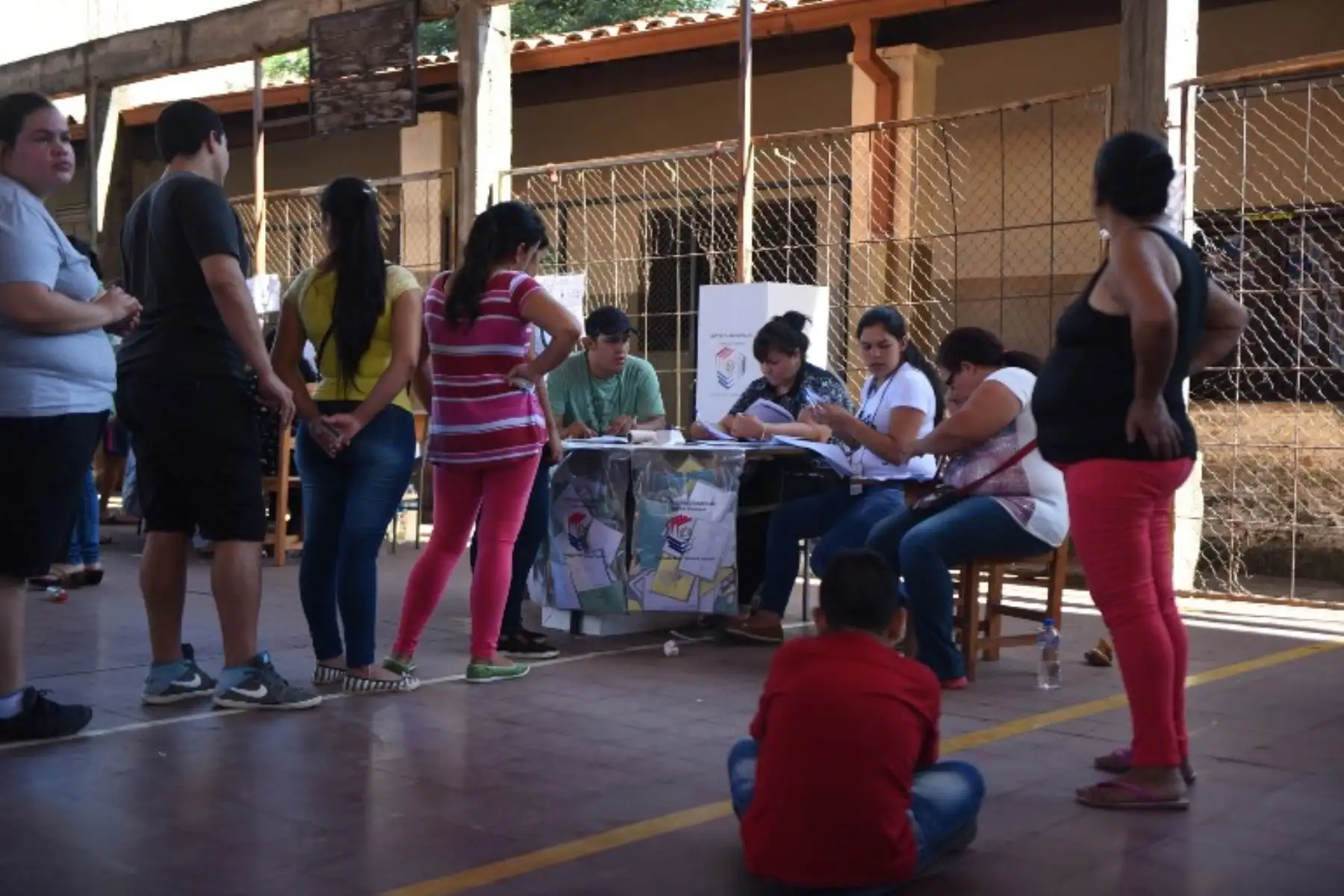La gente hace cola para votar en un colegio electoral en Asunción, durante las elecciones presidenciales de Paraguay.Foto:AFP