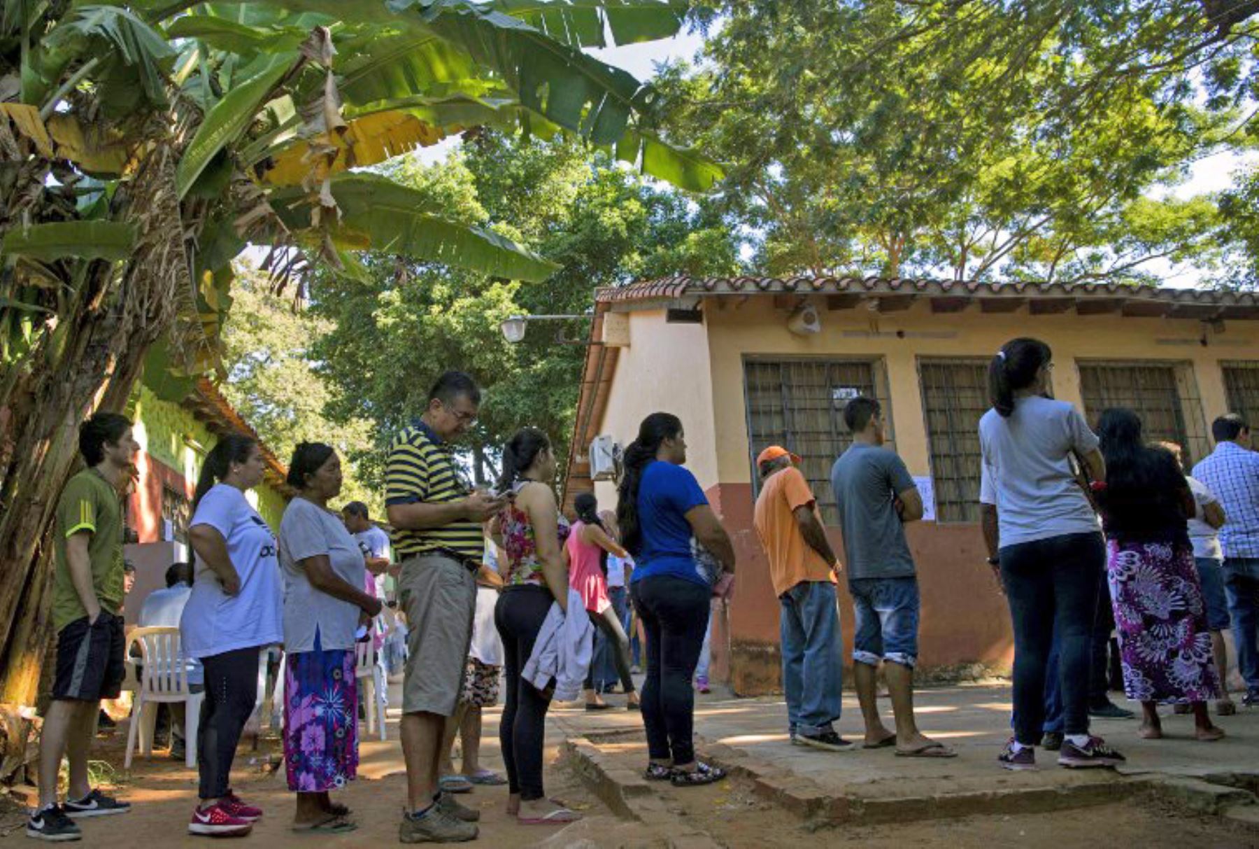 La gente hace cola para votar en un colegio electoral en Asunción, durante las elecciones presidenciales de Paraguay.Foto:AFP