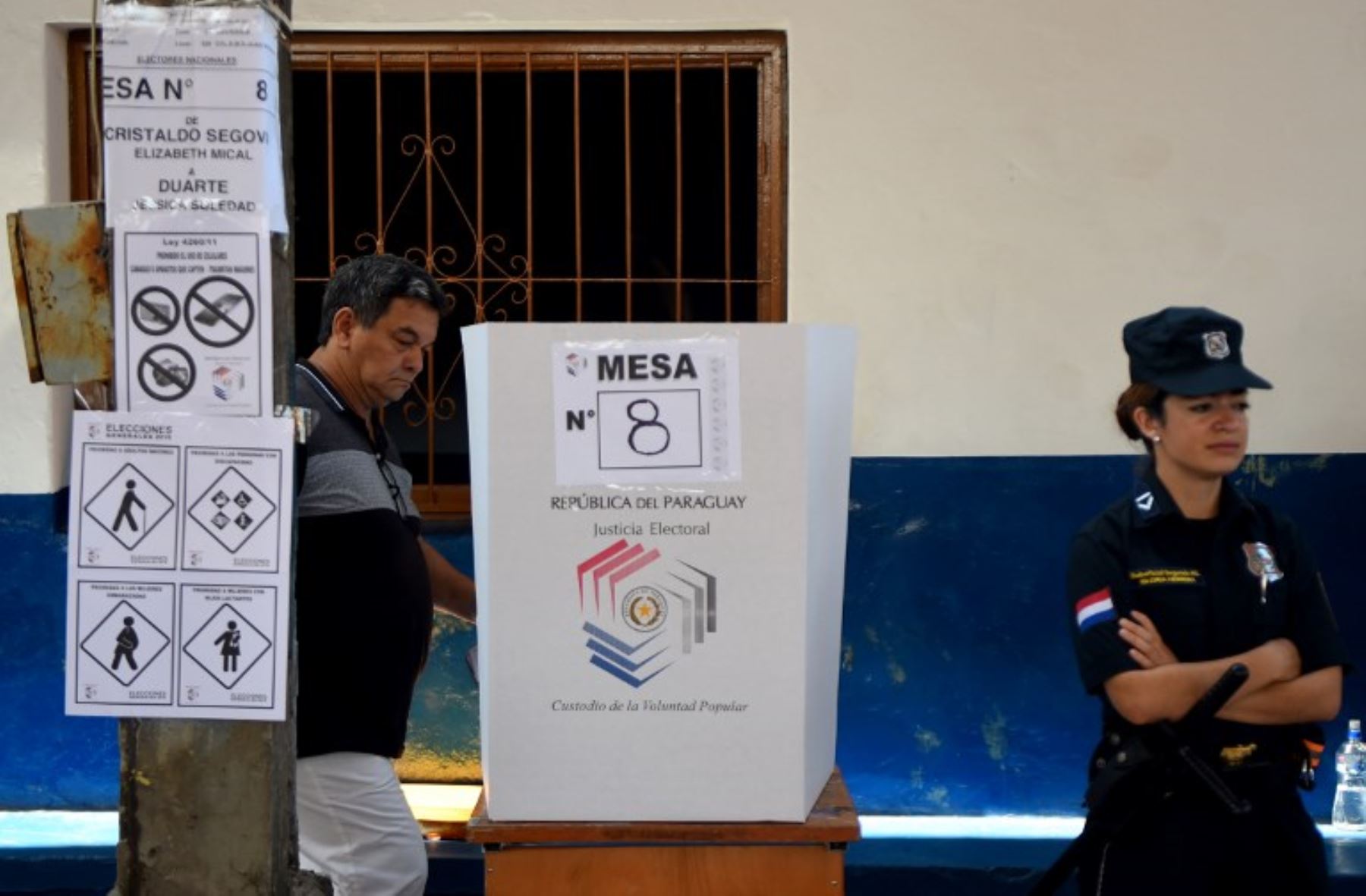 Un hombre da su voto en una mesa de votación en Asunción, durante las elecciones presidenciales de Paraguay.Foto:AFP