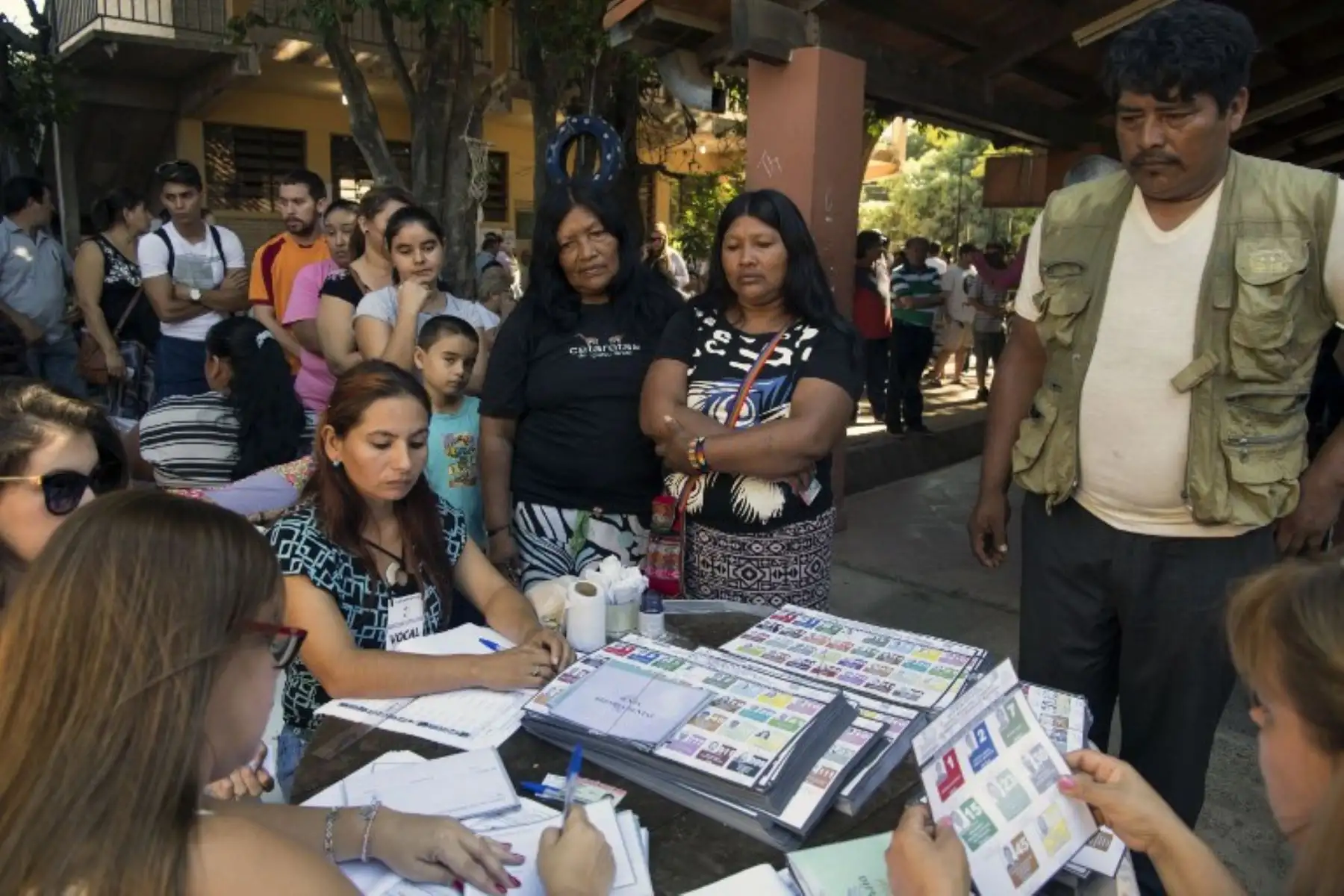 La gente hace cola para votar en un colegio electoral, en las afueras de Asunción.Foto:AFP