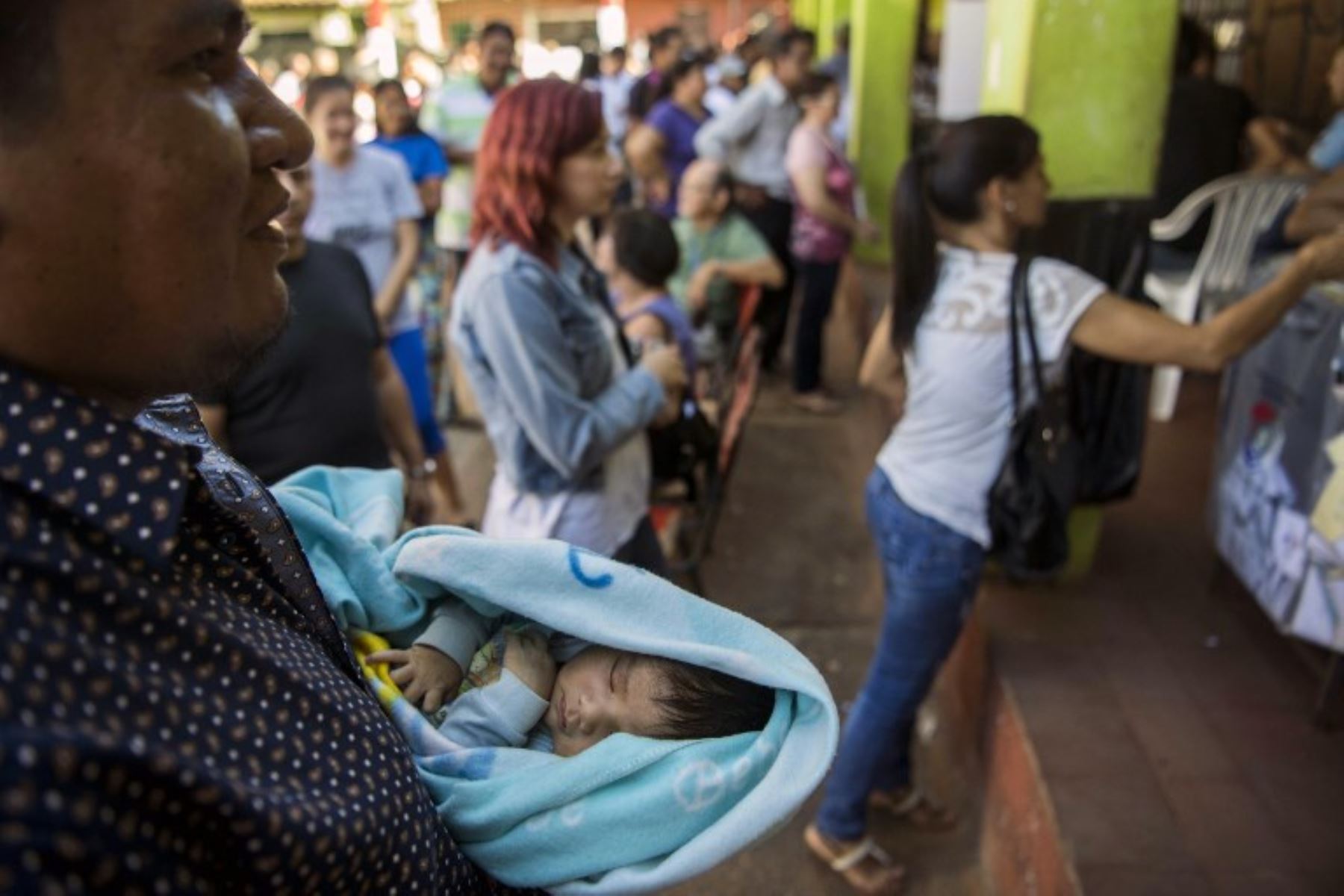 Un hombre sostiene a su bebé, para votar en un colegio electoral en Mariano Roque Alonso, en las afueras de Asunción.Foto:AFP