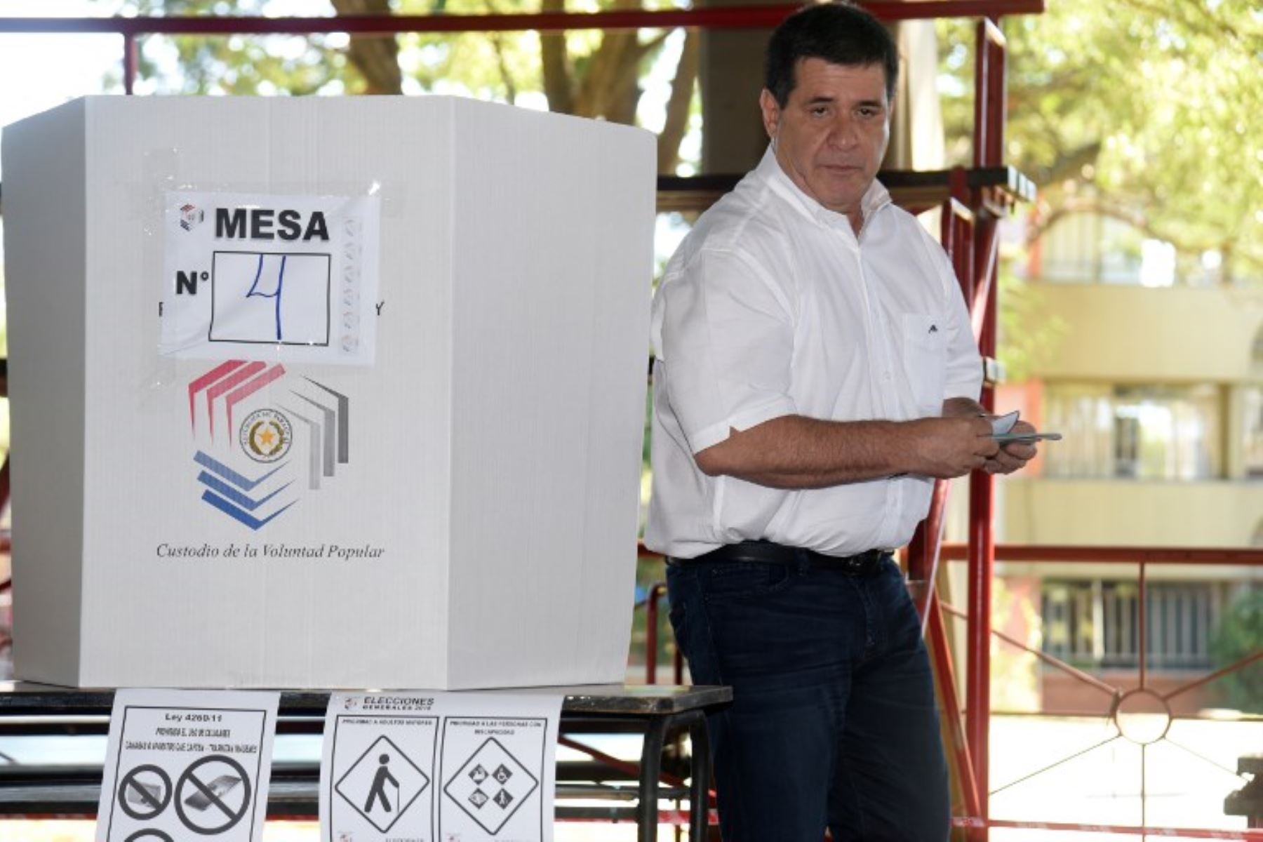 El presidente de Paraguay, Horacio Cartes, vota en una mesa electoral en Asunción, durante las elecciones presidenciales de Paraguay.Foto:AFP