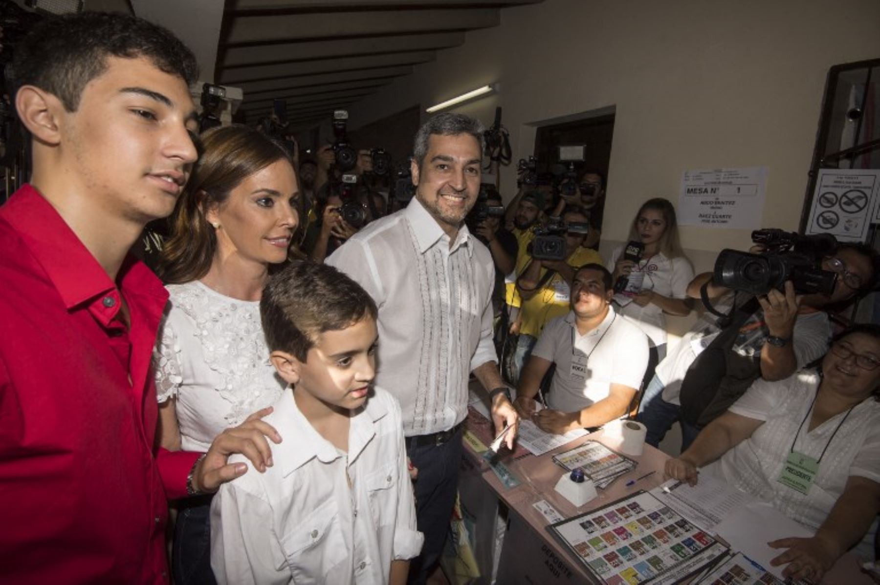 El candidato presidencial paraguayo del Partido Colorado, Mario Abdo Benítez posa con su esposa Silvana López Moreira y sus hijos Mario y Santiago después de emitir su voto en Asunción.Foto: AFP
