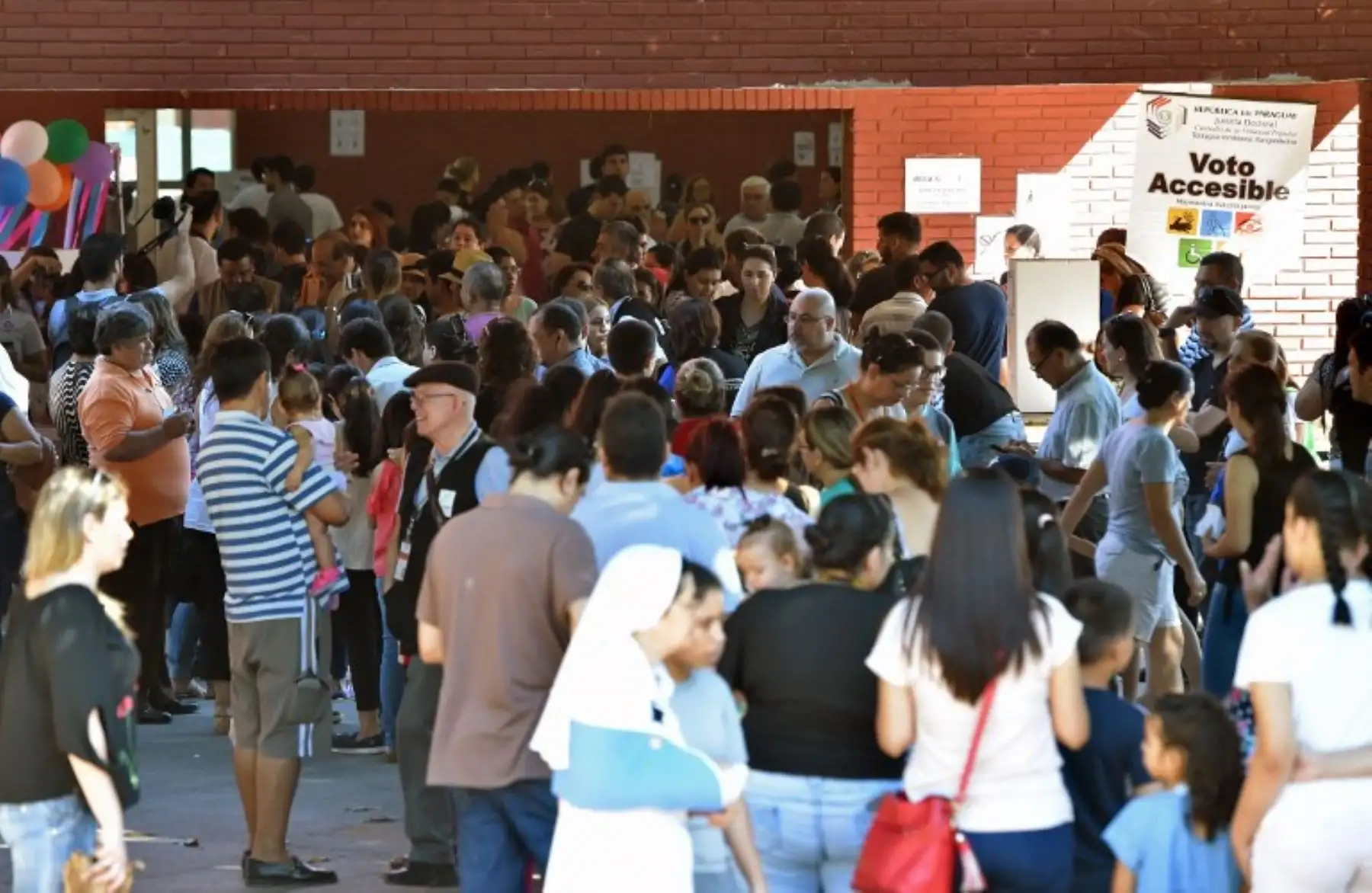El candidato presidencial de Paraguay para el partido Alianza Nacional, Efraín Alegre, emite su vota en una mesa electoral en Asunción.Foto:AFP