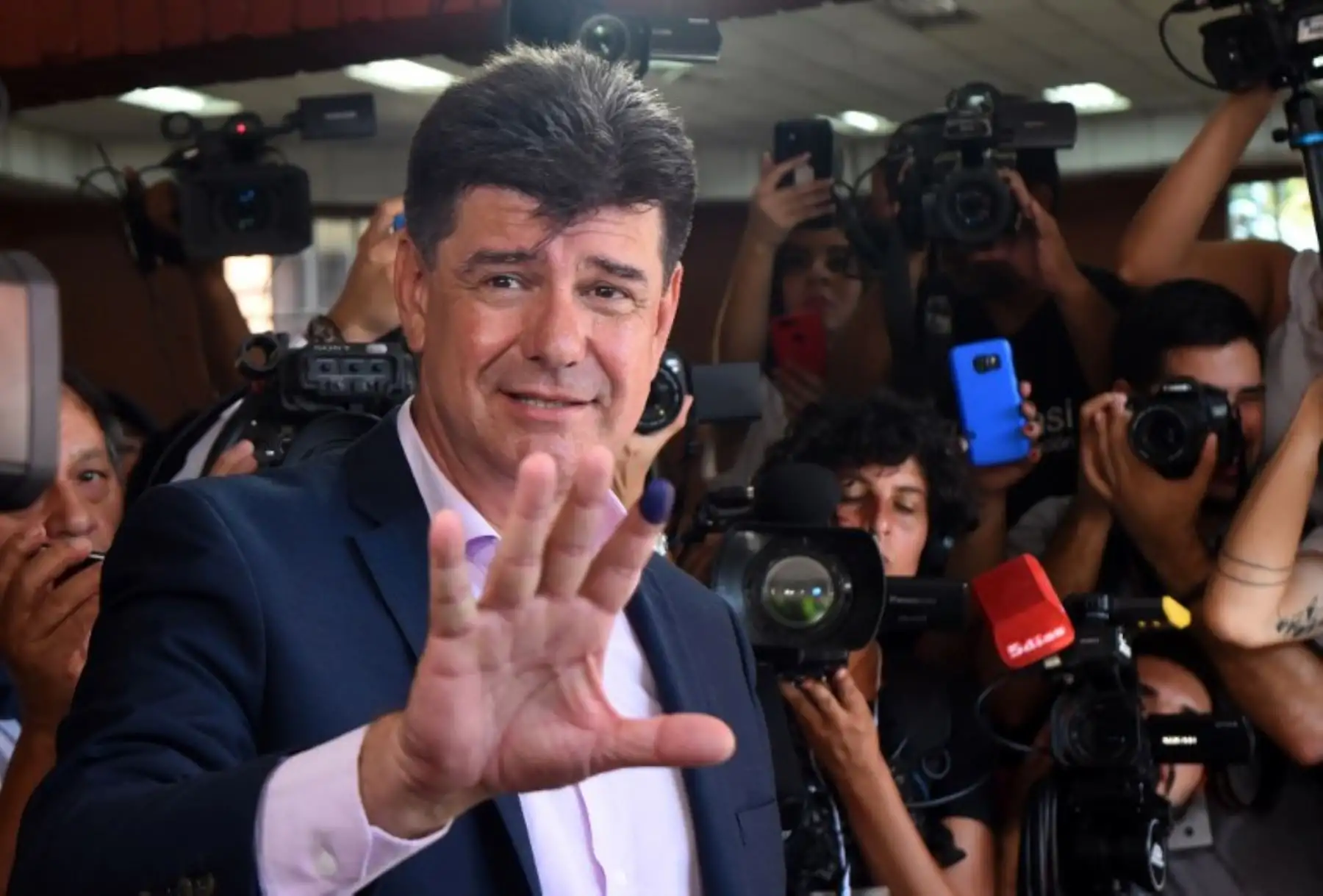 El candidato presidencial de Paraguay para el partido Alianza Nacional, Efraín Alegre, emite su vota en una mesa electoral en Asunción.Foto:AFP