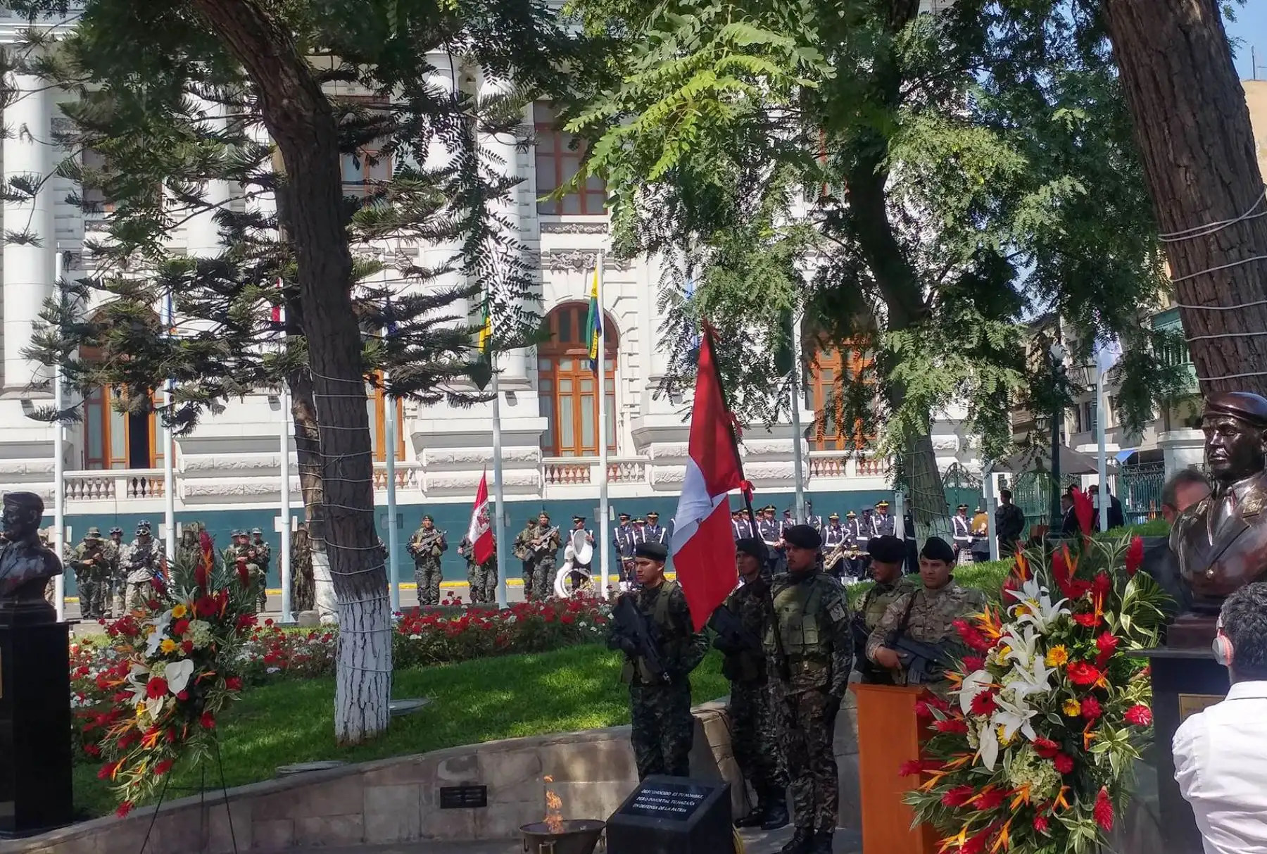 Ceremonia de develación de bustos de los comandos Chavín de Huántar, en el marco del homenaje a los héroes y defensores de la democracia por el 21°. aniversario de la exitosa operación que rescató a 72 rehenes cautivos por terroristas del MRTA.Foto:ANDINA/Norman Córdova
