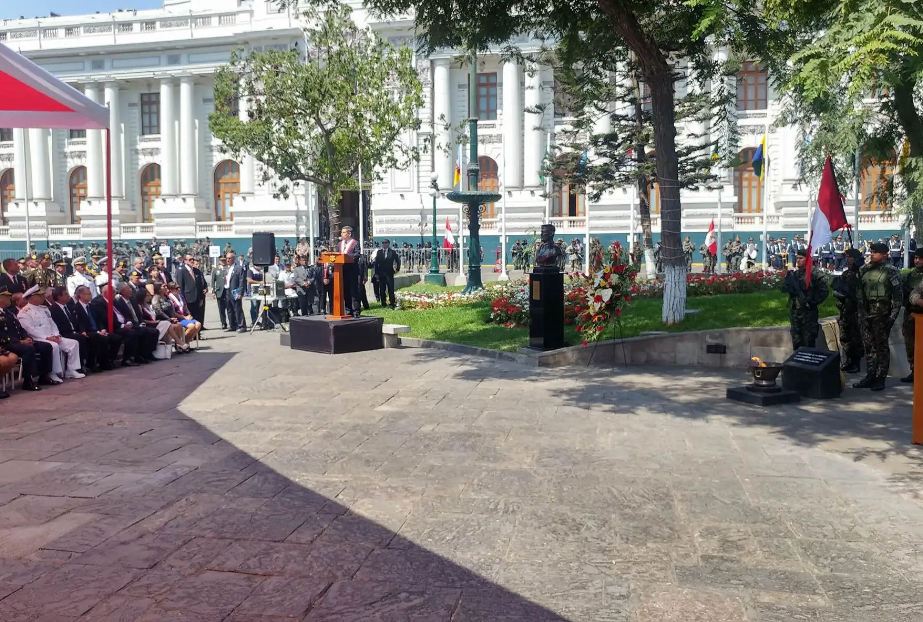 Ceremonia de develación de bustos de los comandos Chavín de Huántar, en el marco del homenaje a los héroes y defensores de la democracia por el 21°. aniversario de la exitosa operación que rescató a 72 rehenes cautivos por terroristas del MRTA.Foto:ANDINA/Norman Córdova