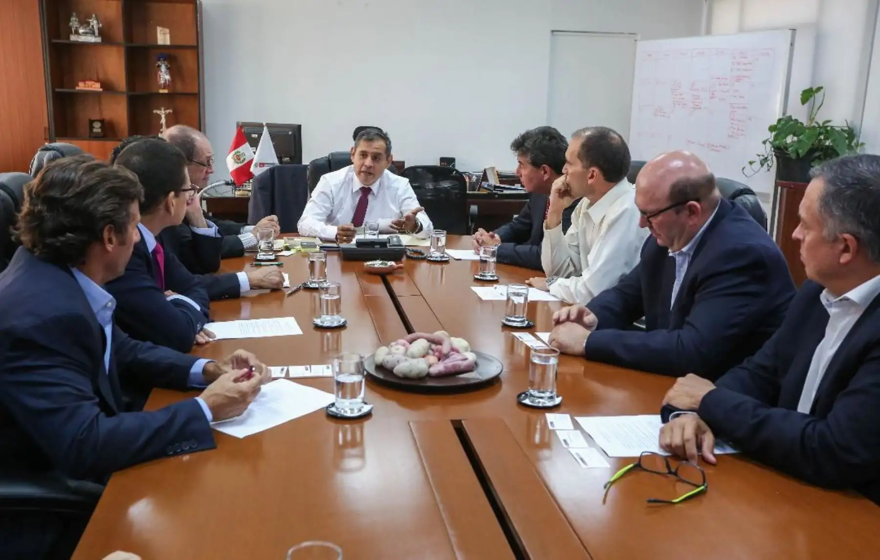Titular del Minagri, Gustavo Mostajo, se reúne con agroexportadores. Foto: Cortesía Minagri.