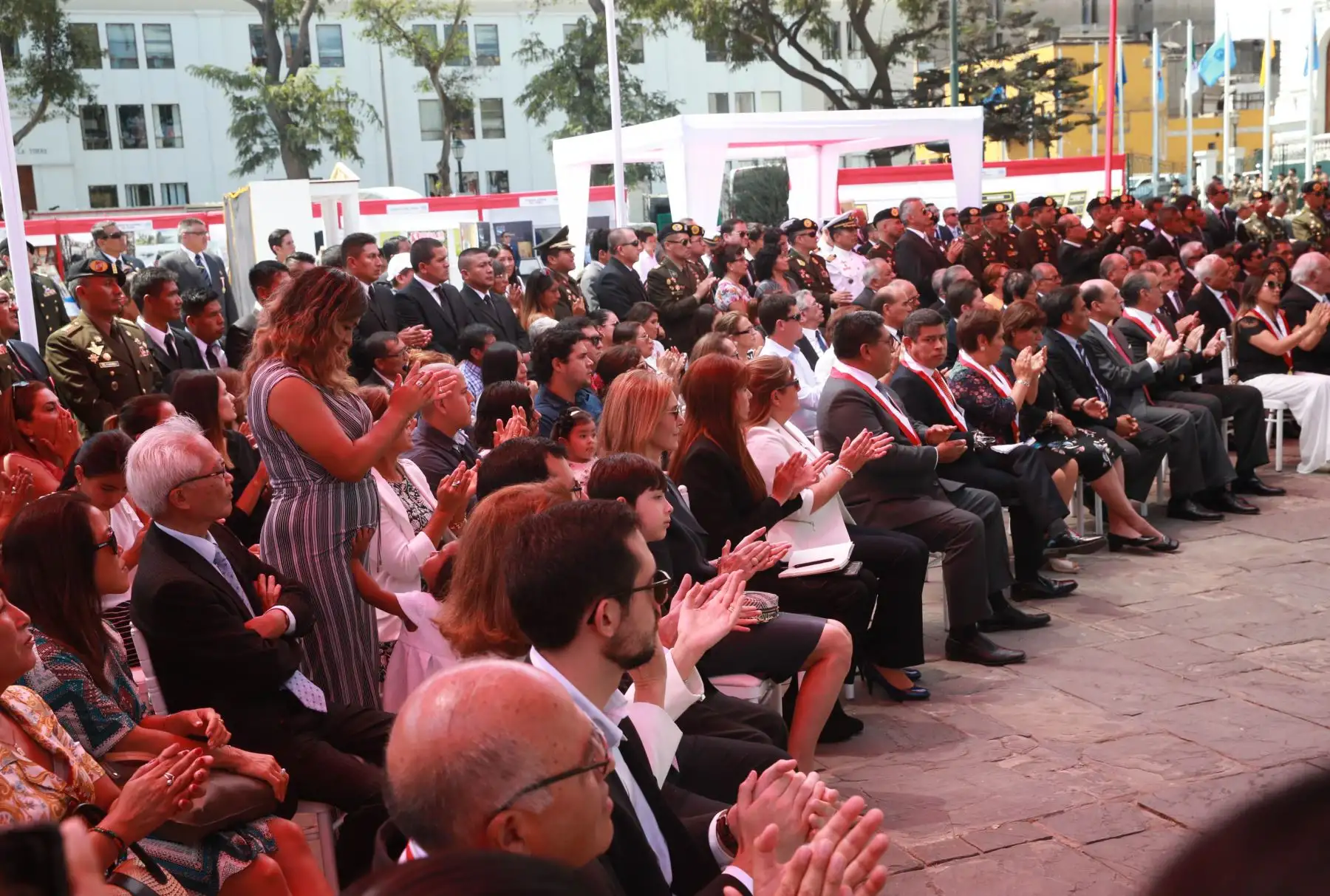 Ceremonia de develación de bustos de los comandos Chavín de Huántar, en el marco del homenaje a los héroes y defensores de la democracia por el 21°. aniversario de la exitosa operación que rescató a 72 rehenes cautivos por terroristas del MRTA.Foto:ANDINA/Norman Córdova