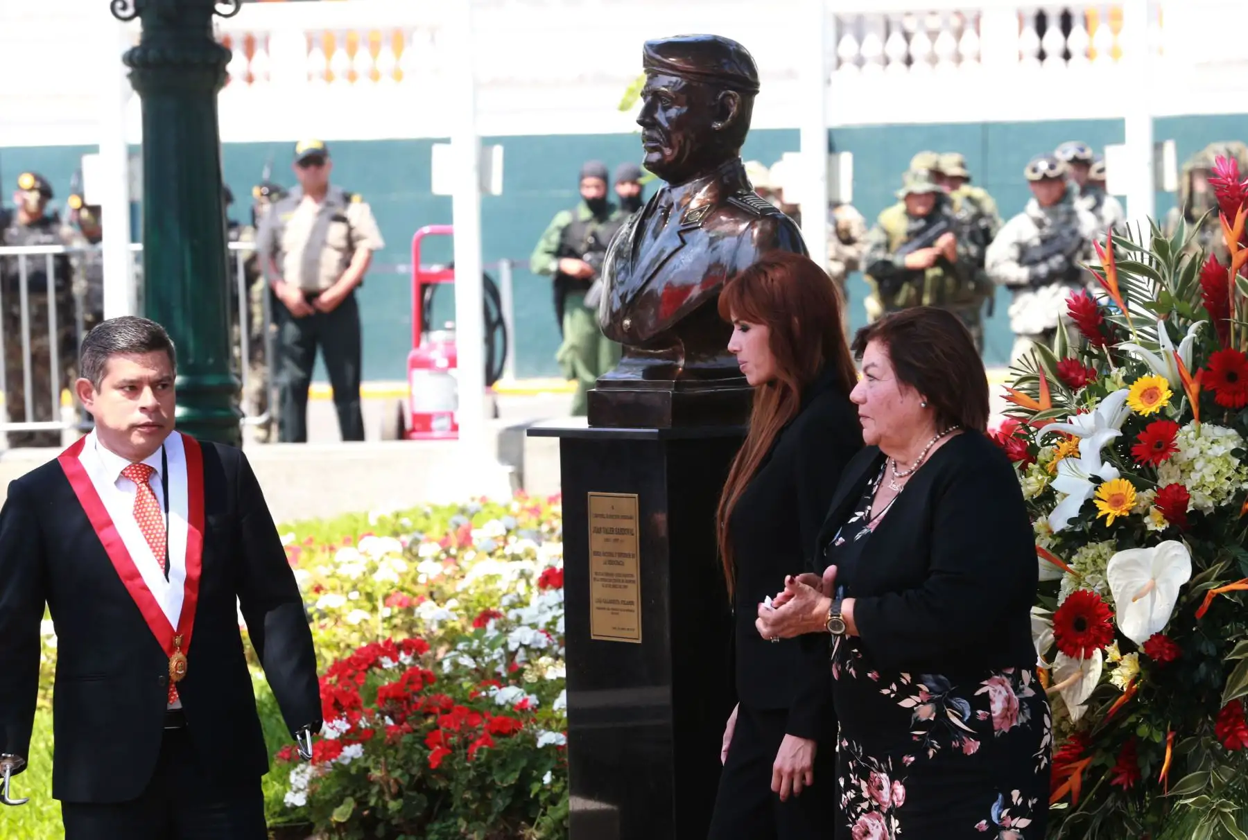 Ceremonia de develación de bustos de los comandos Chavín de Huántar, en el marco del homenaje a los héroes y defensores de la democracia por el 21°. aniversario de la exitosa operación que rescató a 72 rehenes cautivos por terroristas del MRTA.Foto:ANDINA/Norman Córdova