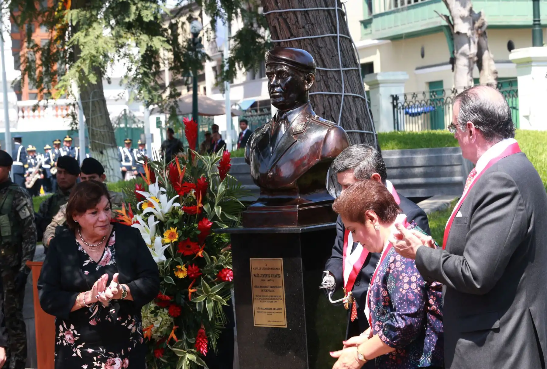 Ceremonia de develación de bustos de los comandos Chavín de Huántar, en el marco del homenaje a los héroes y defensores de la democracia por el 21°. aniversario de la exitosa operación que rescató a 72 rehenes cautivos por terroristas del MRTA.Foto:ANDINA/Norman Córdova