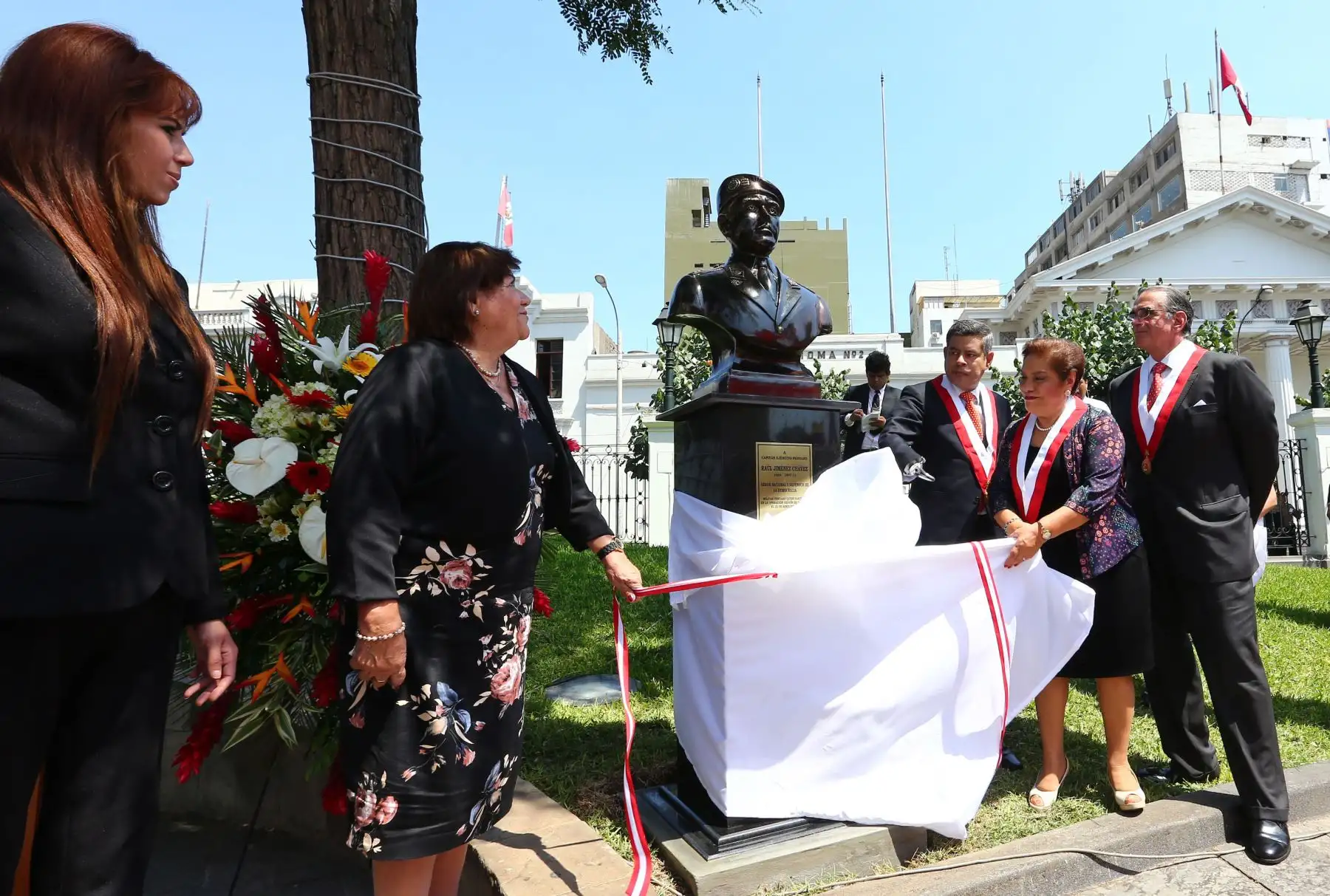 Ceremonia de develación de bustos de los comandos Chavín de Huántar, en el marco del homenaje a los héroes y defensores de la democracia por el 21°. aniversario de la exitosa operación que rescató a 72 rehenes cautivos por terroristas del MRTA.Foto:ANDINA/Norman Córdova