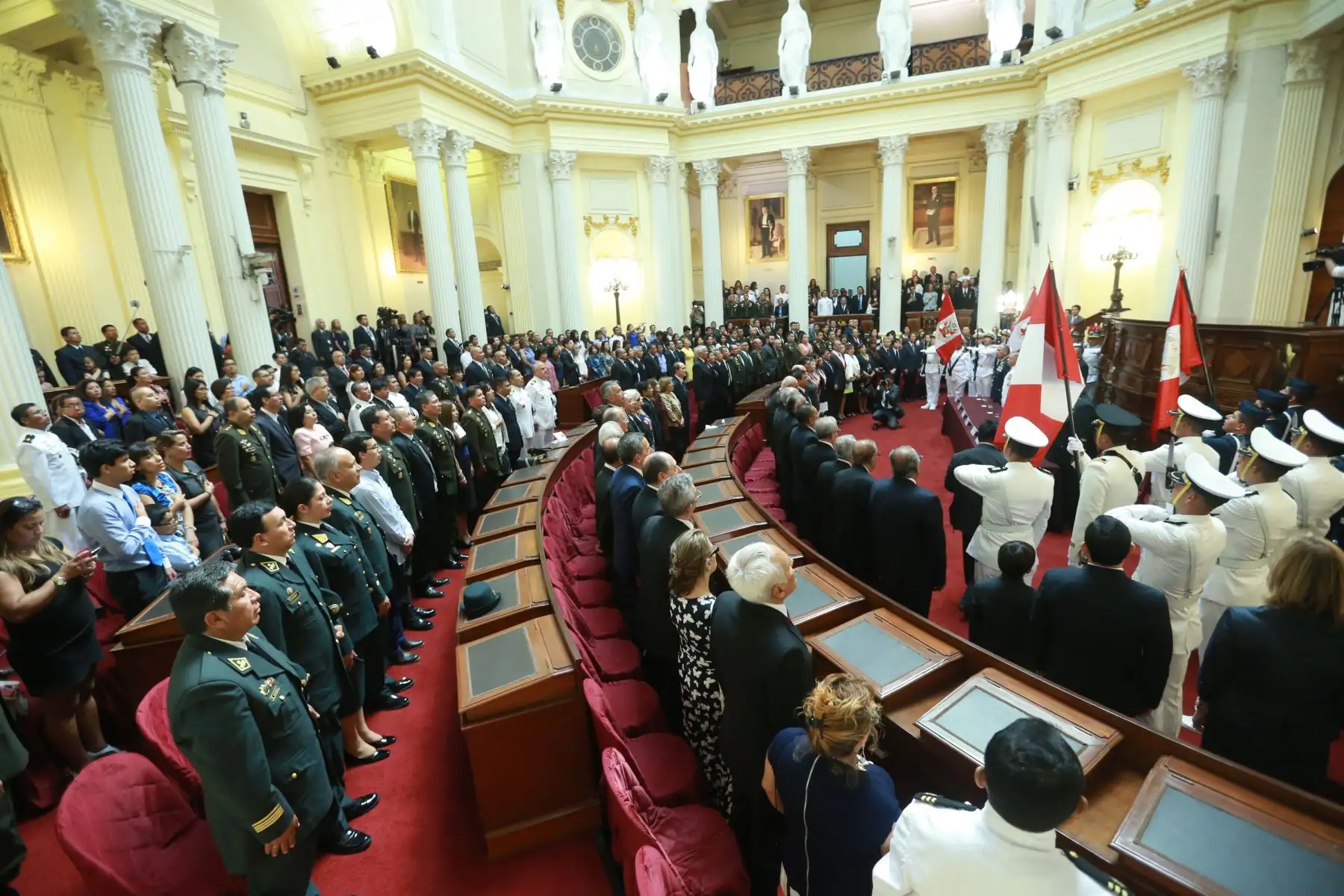 Ceremonia “Homenaje a los Héroes y Defensores de la Democracia”: Reconocimiento en el grado de Gran Oficial a las Instituciones Armadas, Policía Nacional del Perú y Condecoración a los Exrehenes de la embajada de Japón.Foto:ANDINA/Norman Córdova