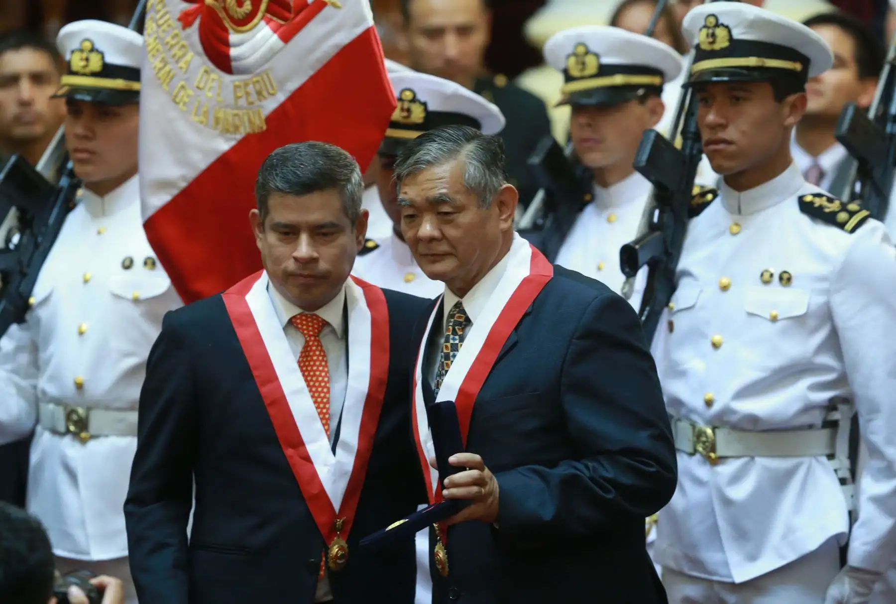 Ceremonia “Homenaje a los Héroes y Defensores de la Democracia”: Reconocimiento en el grado de Gran Oficial a las Instituciones Armadas, Policía Nacional del Perú y Condecoración a los Exrehenes de la embajada de Japón.Foto:ANDINA/Norman Córdova