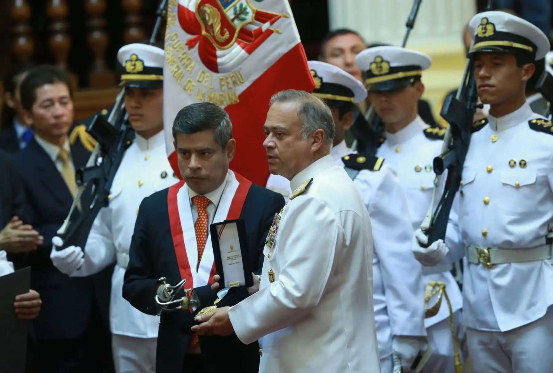 Ceremonia “Homenaje a los Héroes y Defensores de la Democracia”: Reconocimiento en el grado de Gran Oficial a las Instituciones Armadas, Policía Nacional del Perú y Condecoración a los Exrehenes de la embajada de Japón.Foto:ANDINA/Norman Córdova
