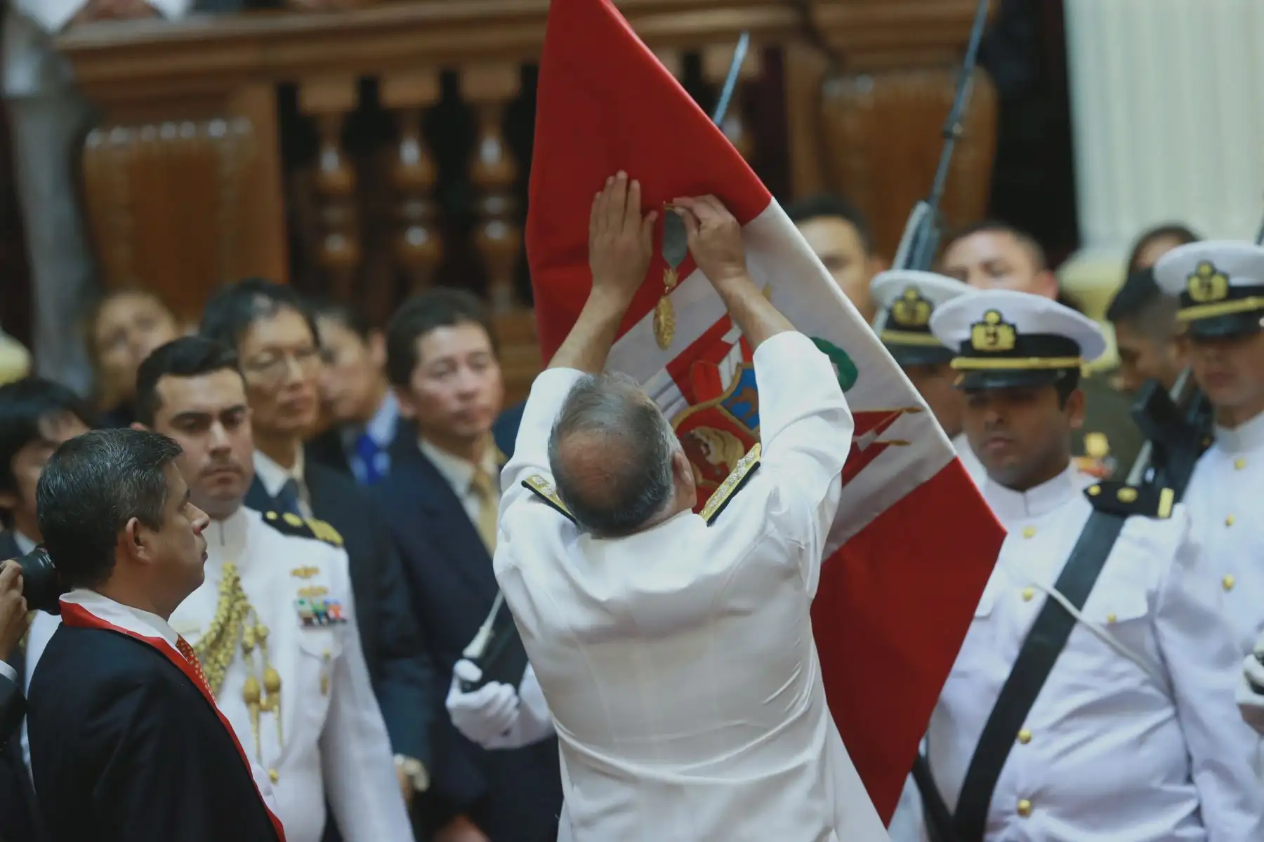 Ceremonia “Homenaje a los Héroes y Defensores de la Democracia”: Reconocimiento en el grado de Gran Oficial a las Instituciones Armadas, Policía Nacional del Perú y Condecoración a los Exrehenes de la embajada de Japón.Foto:ANDINA/Norman Córdova