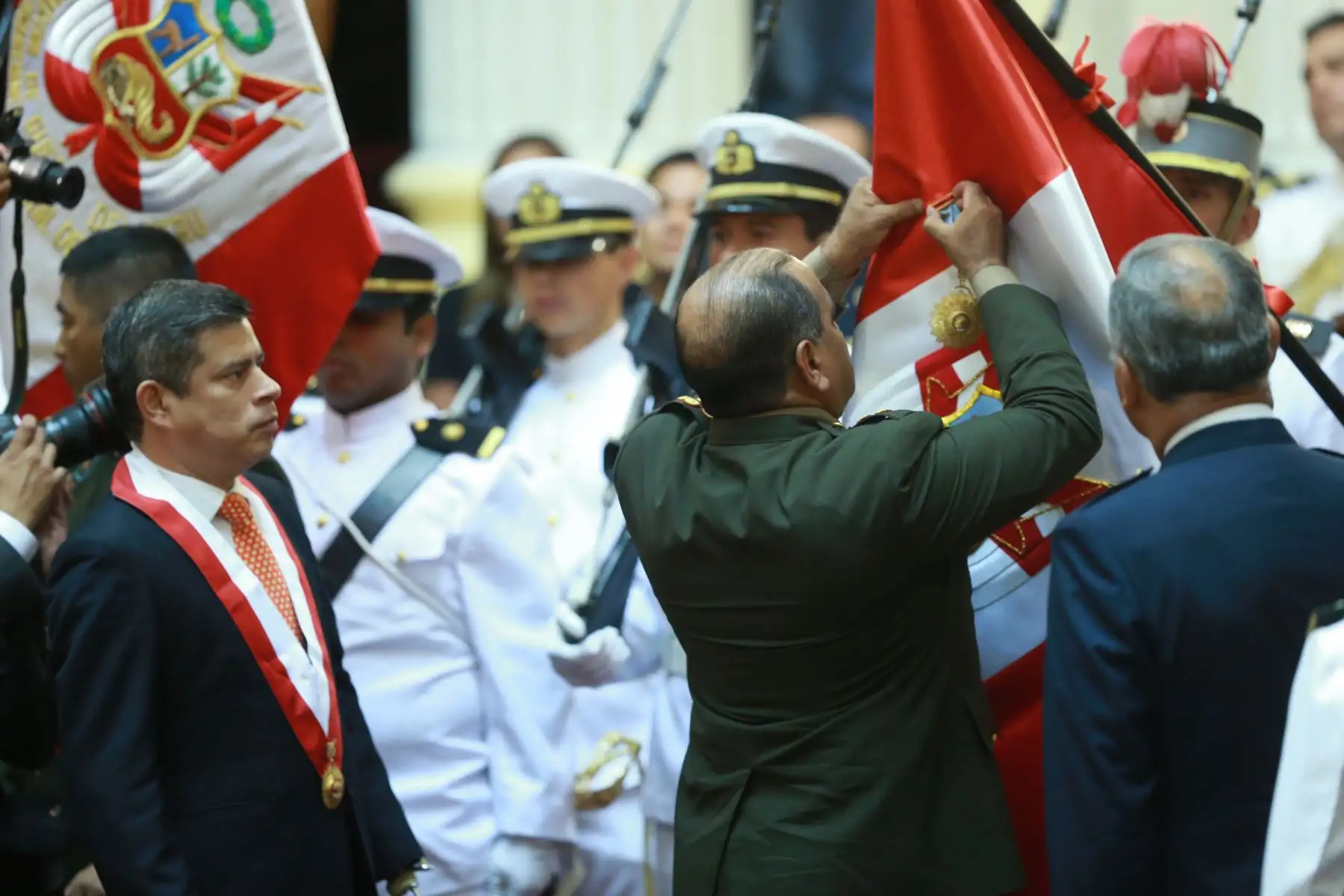Ceremonia “Homenaje a los Héroes y Defensores de la Democracia”: Reconocimiento en el grado de Gran Oficial a las Instituciones Armadas, Policía Nacional del Perú y Condecoración a los Exrehenes de la embajada de Japón.Foto:ANDINA/Norman Córdova