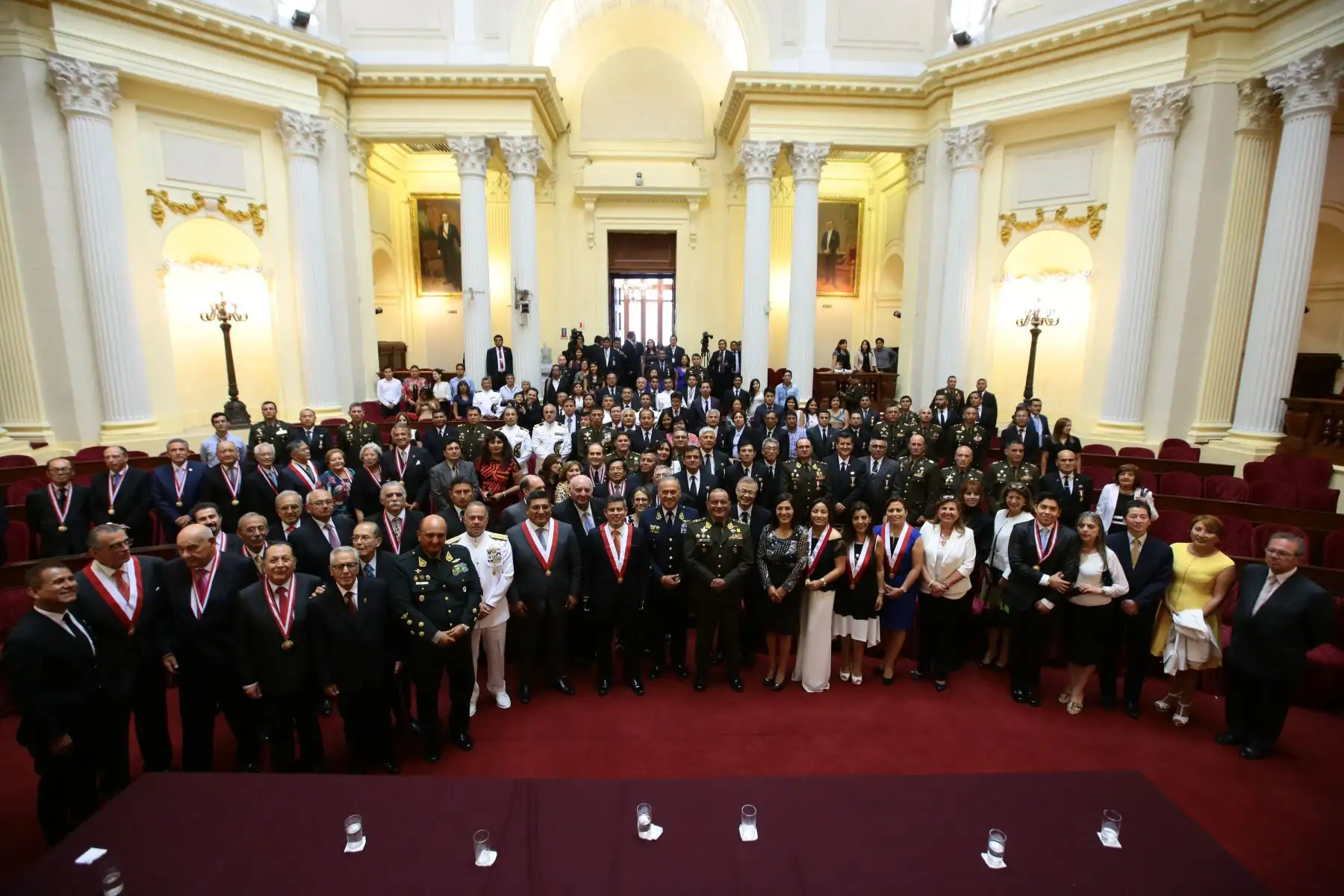 Ceremonia “Homenaje a los Héroes y Defensores de la Democracia”: Reconocimiento en el grado de Gran Oficial a las Instituciones Armadas, Policía Nacional del Perú y Condecoración a los Exrehenes de la embajada de Japón.Foto:ANDINA/Norman Córdova