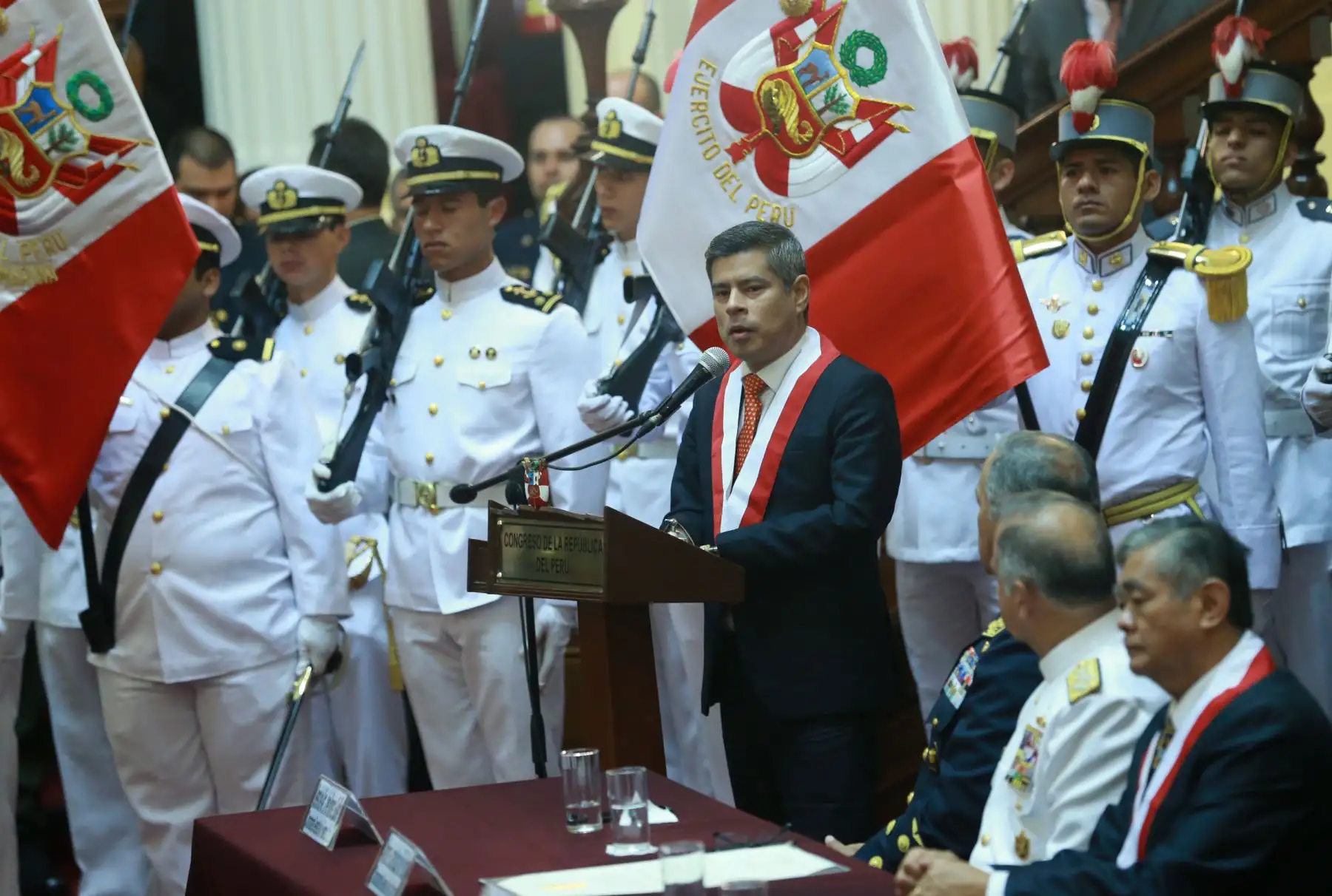 Ceremonia “Homenaje a los Héroes y Defensores de la Democracia”: Reconocimiento en el grado de Gran Oficial a las Instituciones Armadas, Policía Nacional del Perú y Condecoración a los Exrehenes de la embajada de Japón.Foto:ANDINA/Norman Córdova