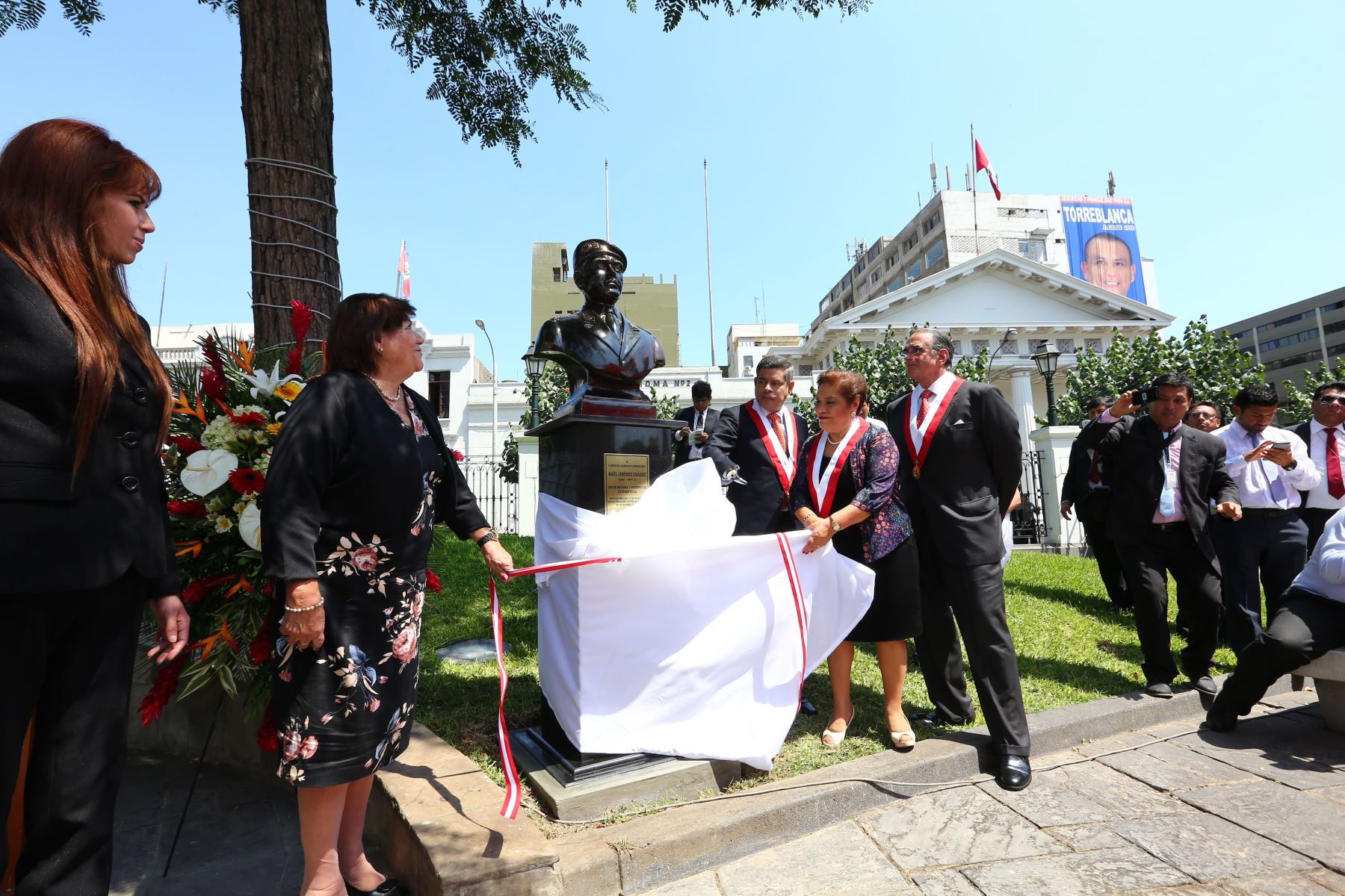 Congreso devela bustos en homenaje a los héroes de la operación Chavín de Huantar.