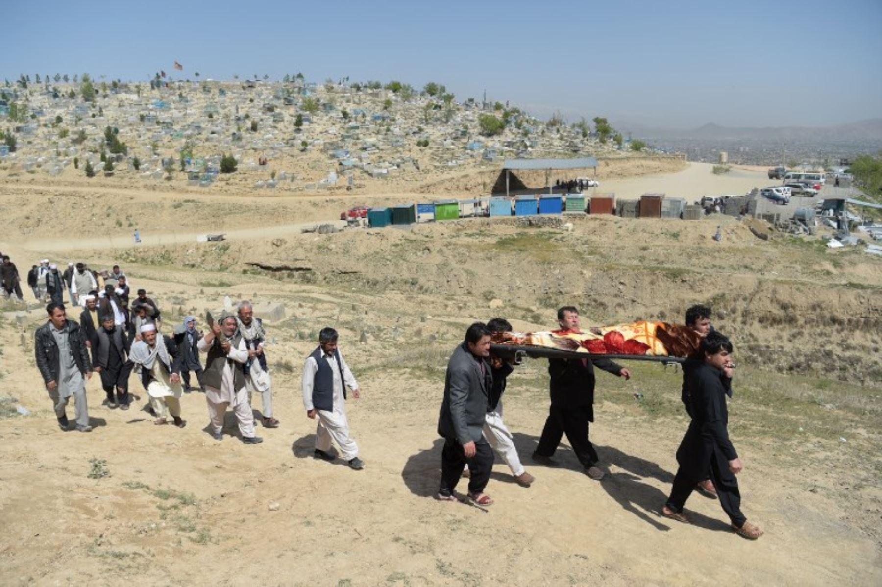 Cientos de afganos afligidos enterraron a sus seres queridos en Kabul, en medio de la ira contra un ataque suicida en un centro de registro de votantes.Foto:AFP