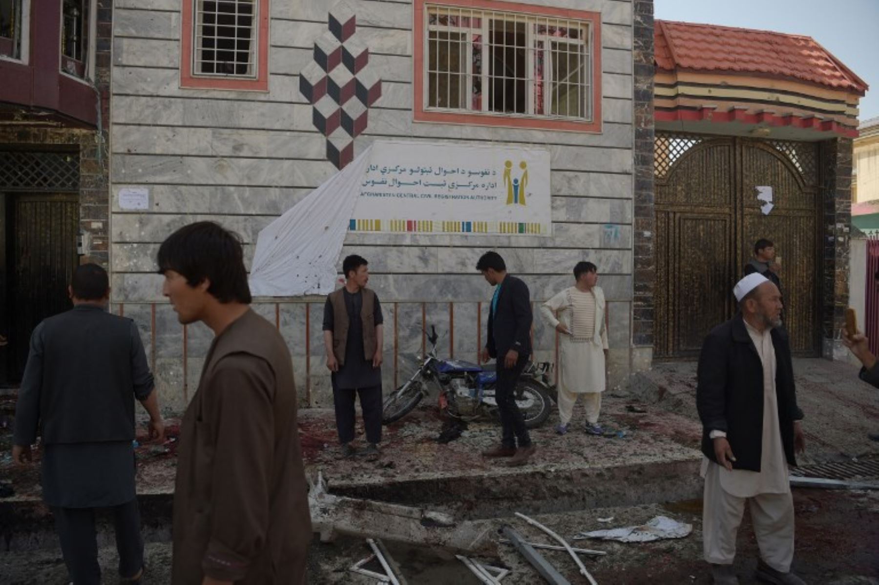 Los residentes afganos inspeccionan el sitio de un atentado suicida frente a un centro de registro de votantes en Kabul.Foto:AFP
