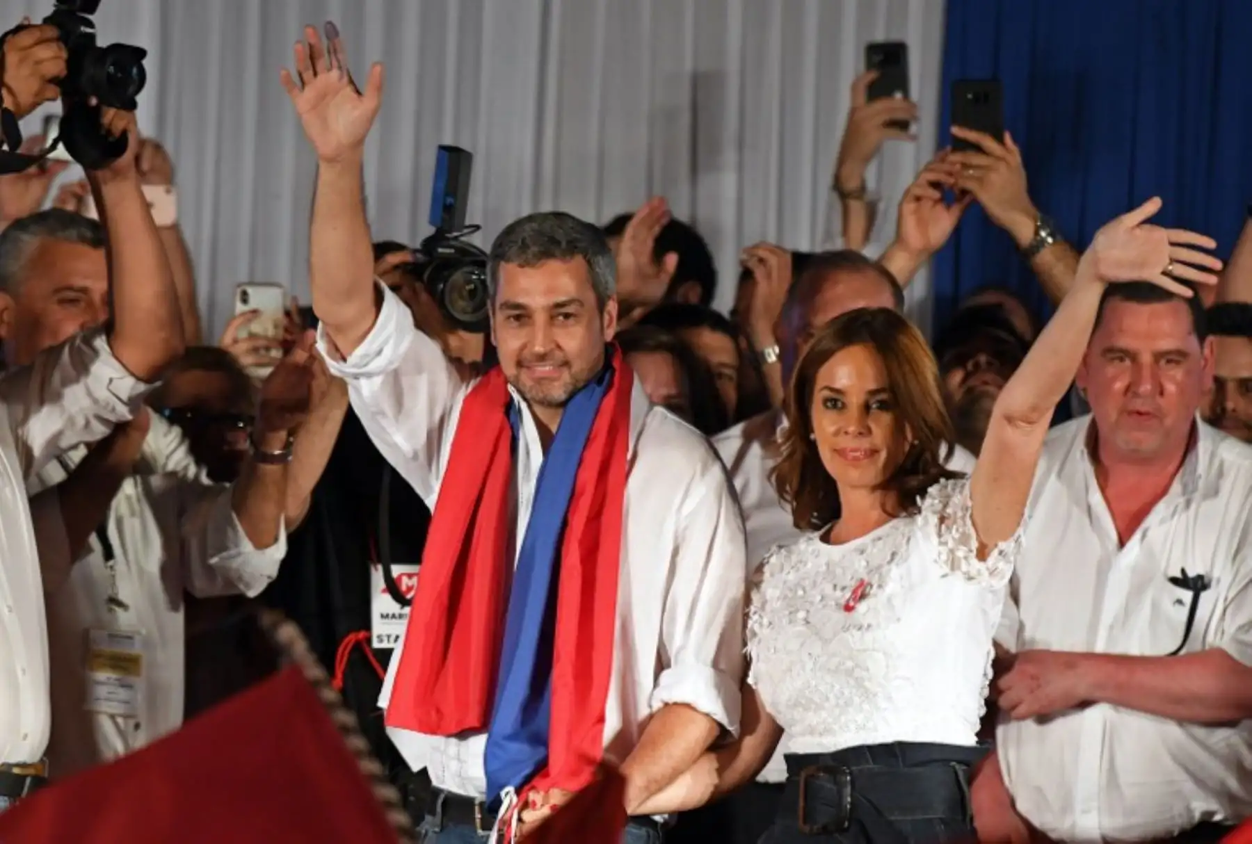 El nuevo presidente de Paraguay y candidato presidencial del Partido Colorado, Mario Abdo Benítez , y  su esposa Silvana López, saludan a la multitud en la sede del Partido Colorado en Asunción.Foto:AFP