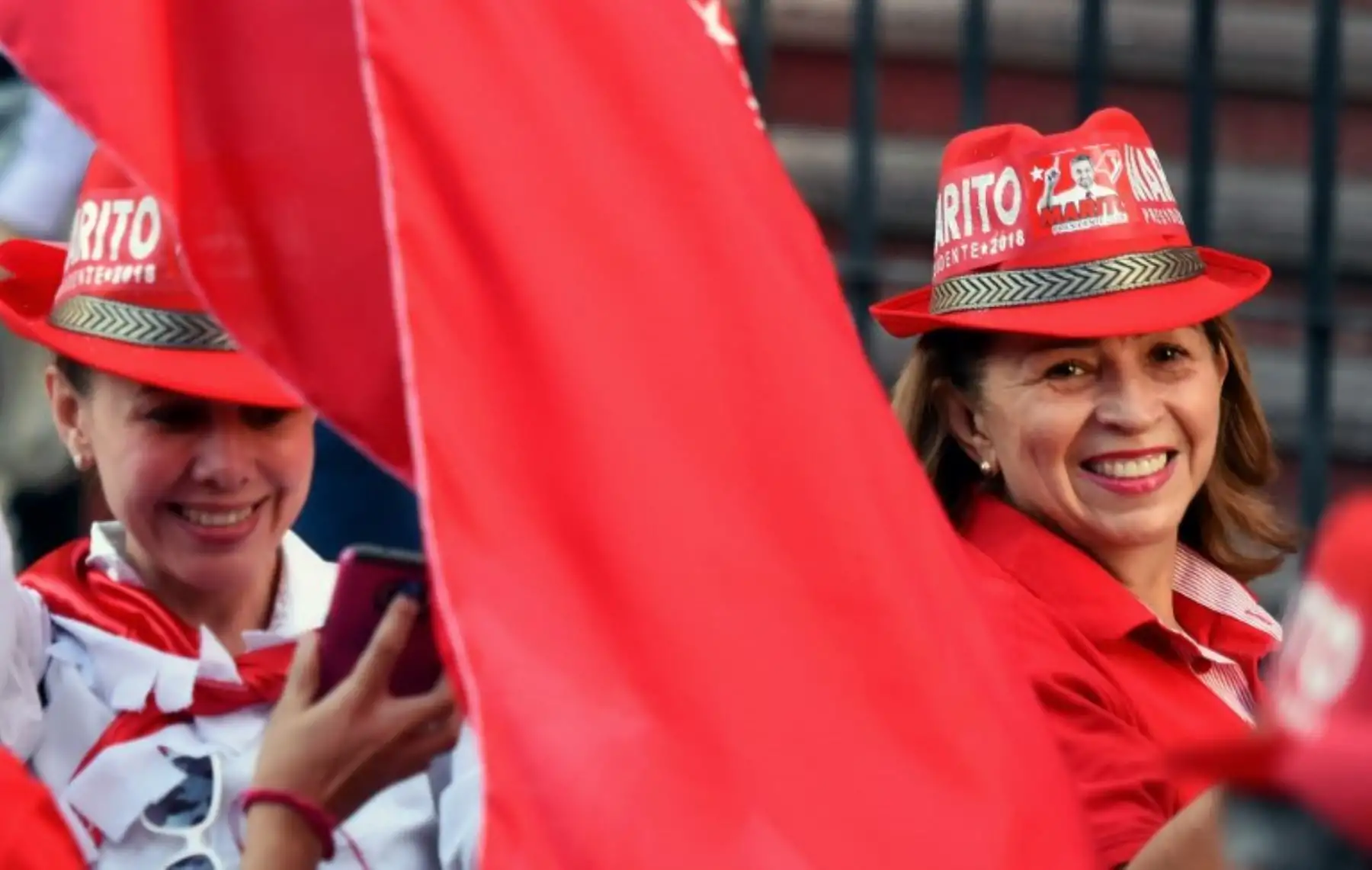 Los portadores del nuevo presidente y candidato presidencial del Partido Colorado, Mario Abdo Benítez, celebran en la sede del Partido Colorado en Asunción.Foto:AFP
