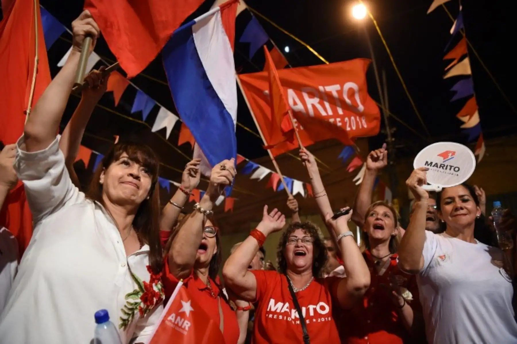 Los portadores del nuevo presidente y candidato presidencial del Partido Colorado, Mario Abdo Benítez, celebran en la sede del Partido Colorado en Asunción.Foto:AFP