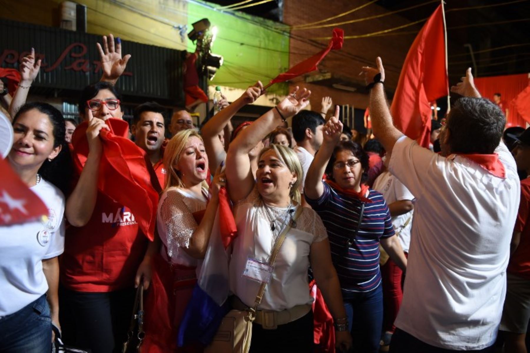 Los portadores del nuevo presidente y candidato presidencial del Partido Colorado, Mario Abdo Benítez, celebran en la sede del Partido Colorado en Asunción.Foto:AFP