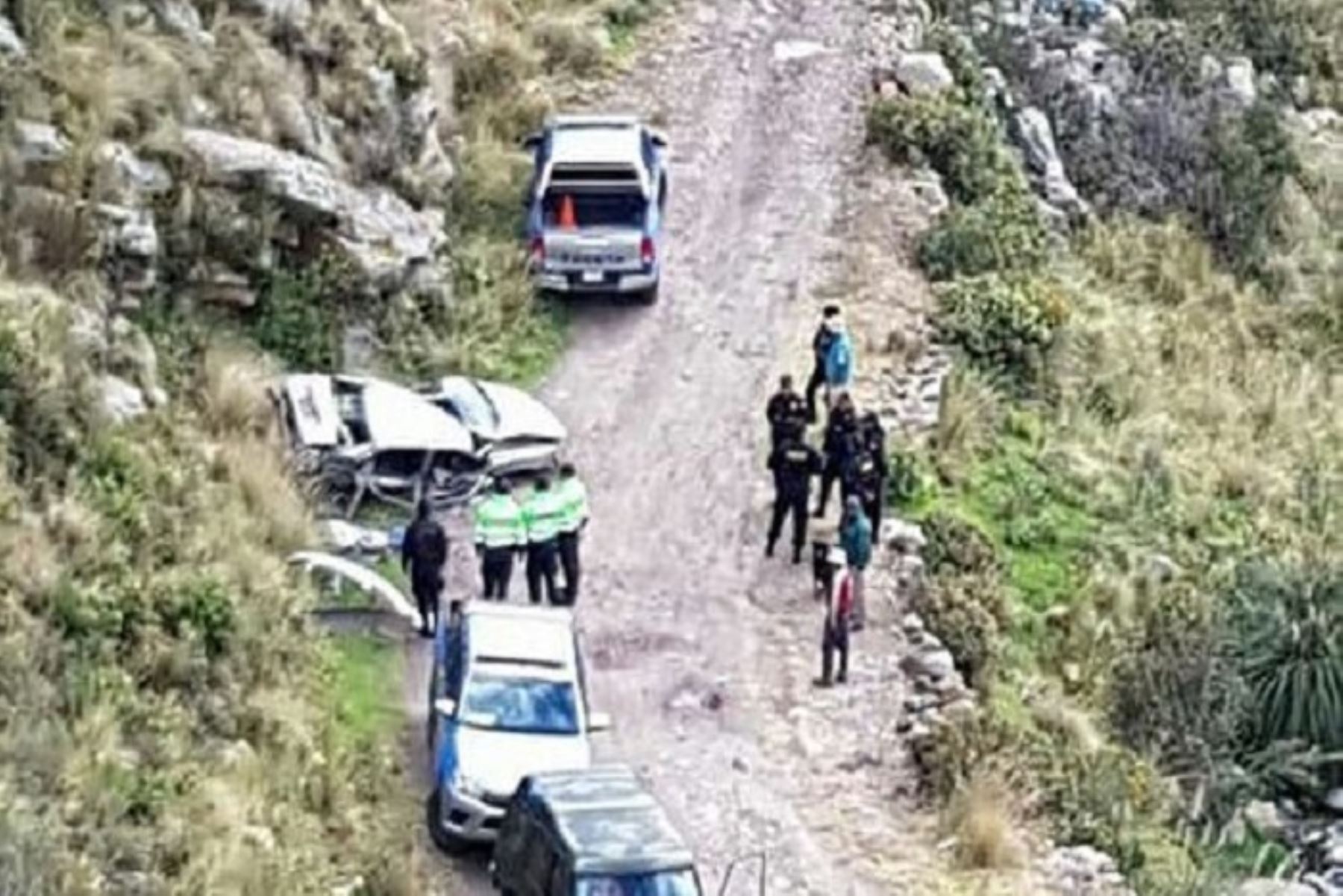 Auto cayó a un abismo de 100 metros de profundidad en la zona denominada Curva del Diablo de la carretera Puno-Juliaca.