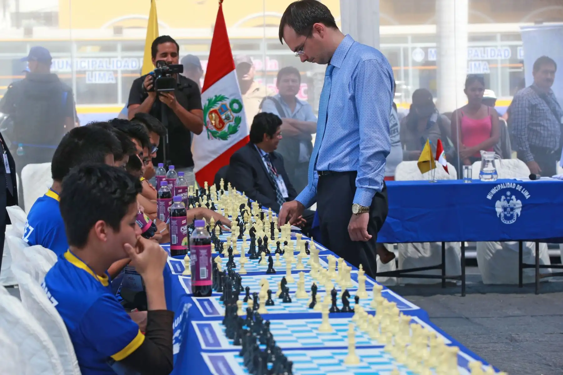 Jóvenes jugaron partidas de ajedrez con el Maestro Ruso Ivan Popov, en el marco del festival  Días De Moscú,  en plaza de armas de Lima.Foto:ANDINA/ Jhony Laurente