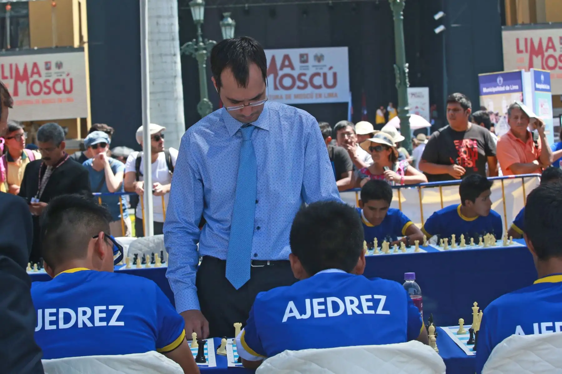 Jóvenes jugaron partidas de ajedrez con el Maestro Ruso Ivan Popov, en el marco del festival  Días De Moscú,  en plaza de armas de Lima.Foto:ANDINA/ Jhony Laurente