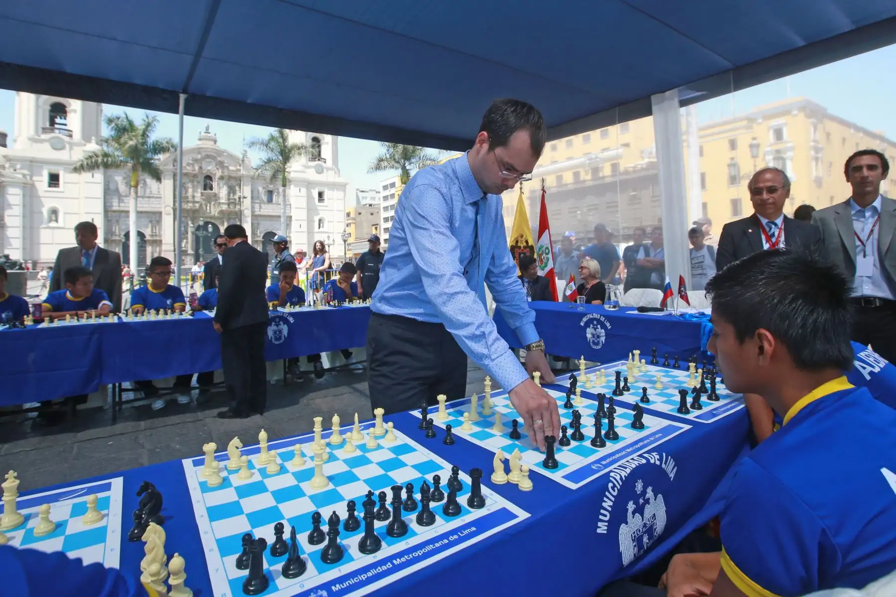 Jóvenes jugaron partidas de ajedrez con el Maestro Ruso Ivan Popov, en el marco del festival  Días De Moscú,  en plaza de armas de Lima.Foto:ANDINA/ Jhony Laurente