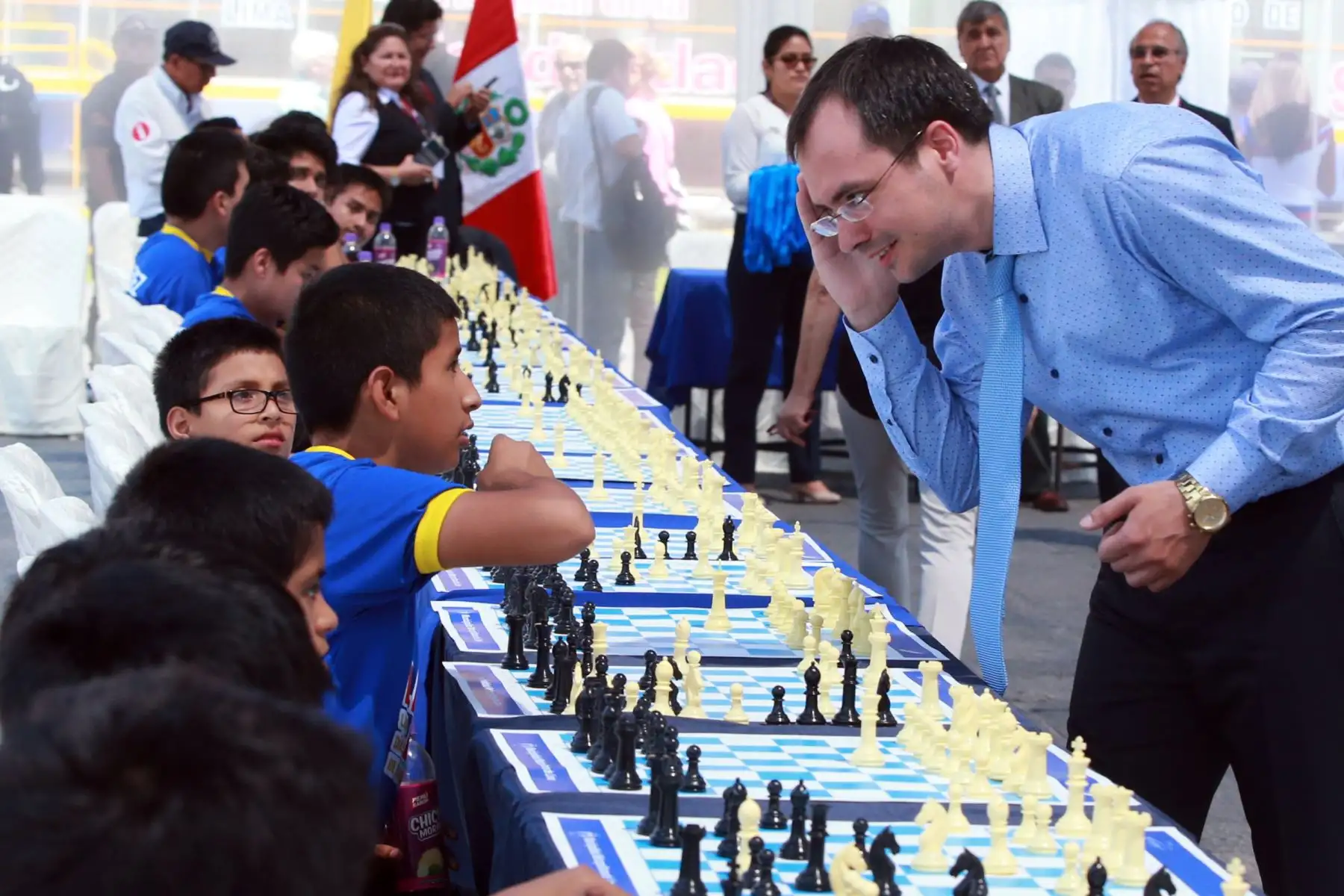 Jóvenes jugaron partidas de ajedrez con el Maestro Ruso Ivan Popov, en el marco del festival  Días De Moscú,  en plaza de armas de Lima.Foto:ANDINA/ Jhony Laurente