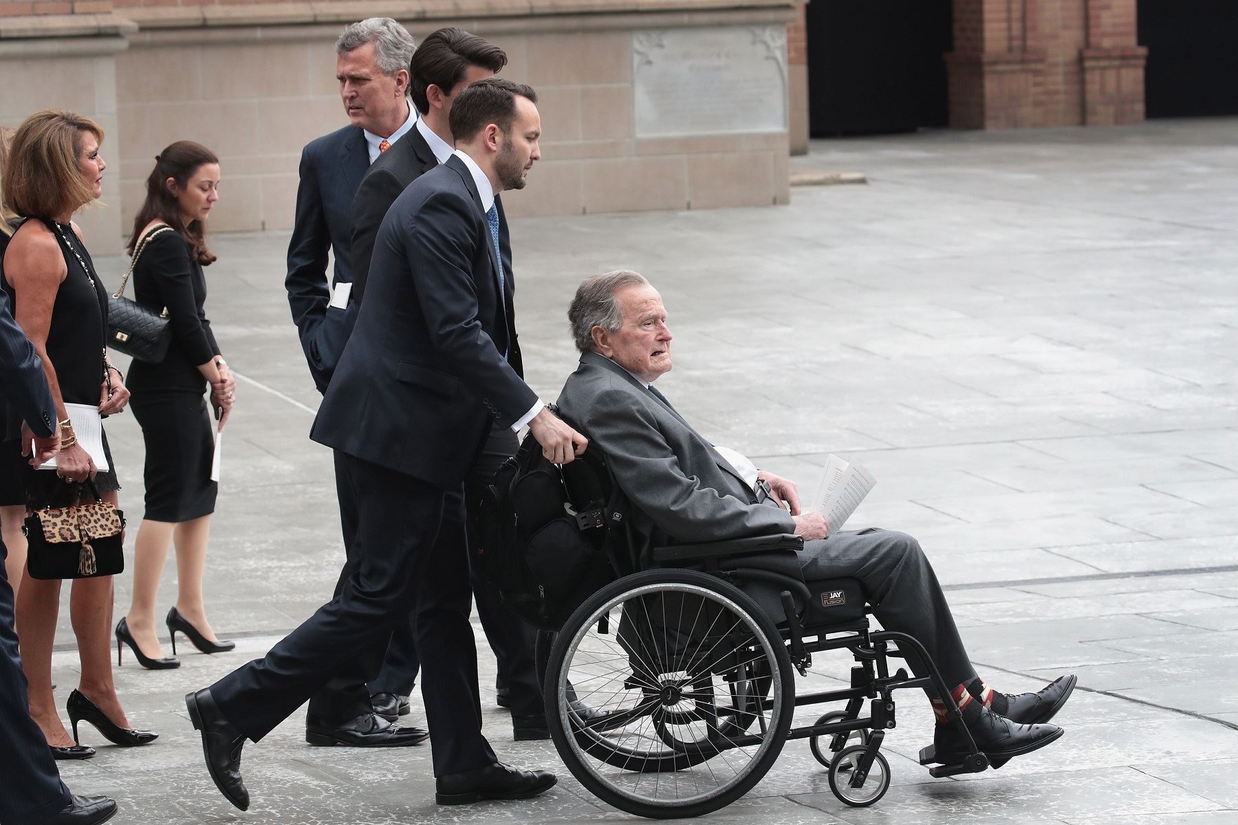 Expresidente George Bush hospitalizado tras funeral de su esposa.