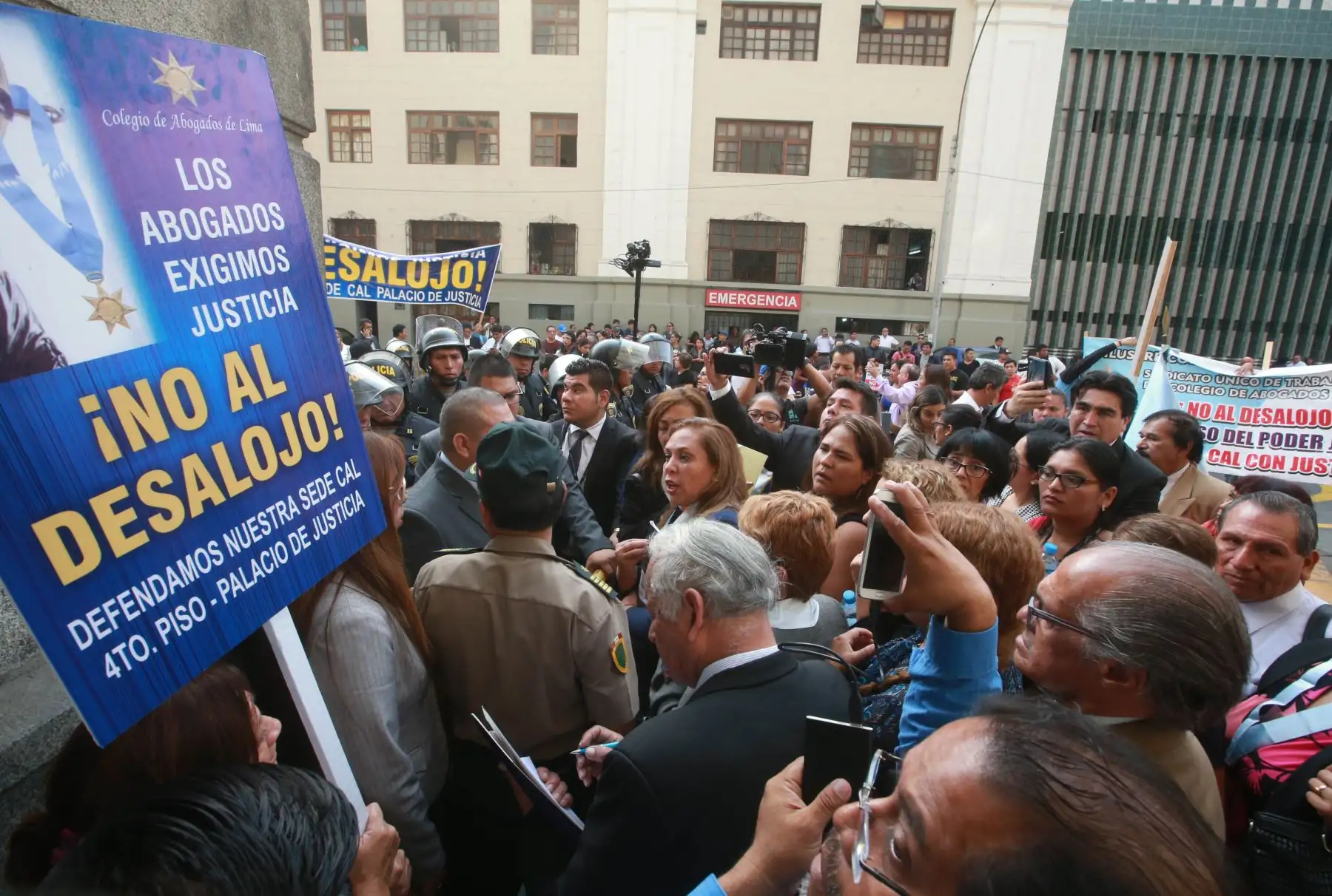Abogados protestan por desalojo de la  oficina del CAL que funcionaba en el Palacio de Justicia.Foto:ANDINA/ Jhony Laurente