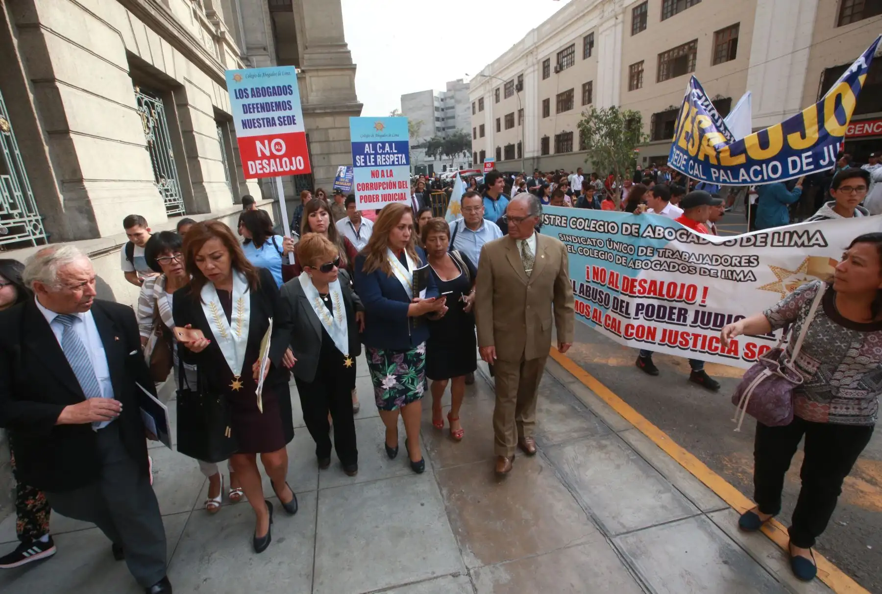 Decana Dra. María Elena Portocarrero Zamora,protesta por el desalojo de las oficinas del CAL que funcionaba en el Palacio de Justicia.Foto:ANDINA/ Jhony Laurente