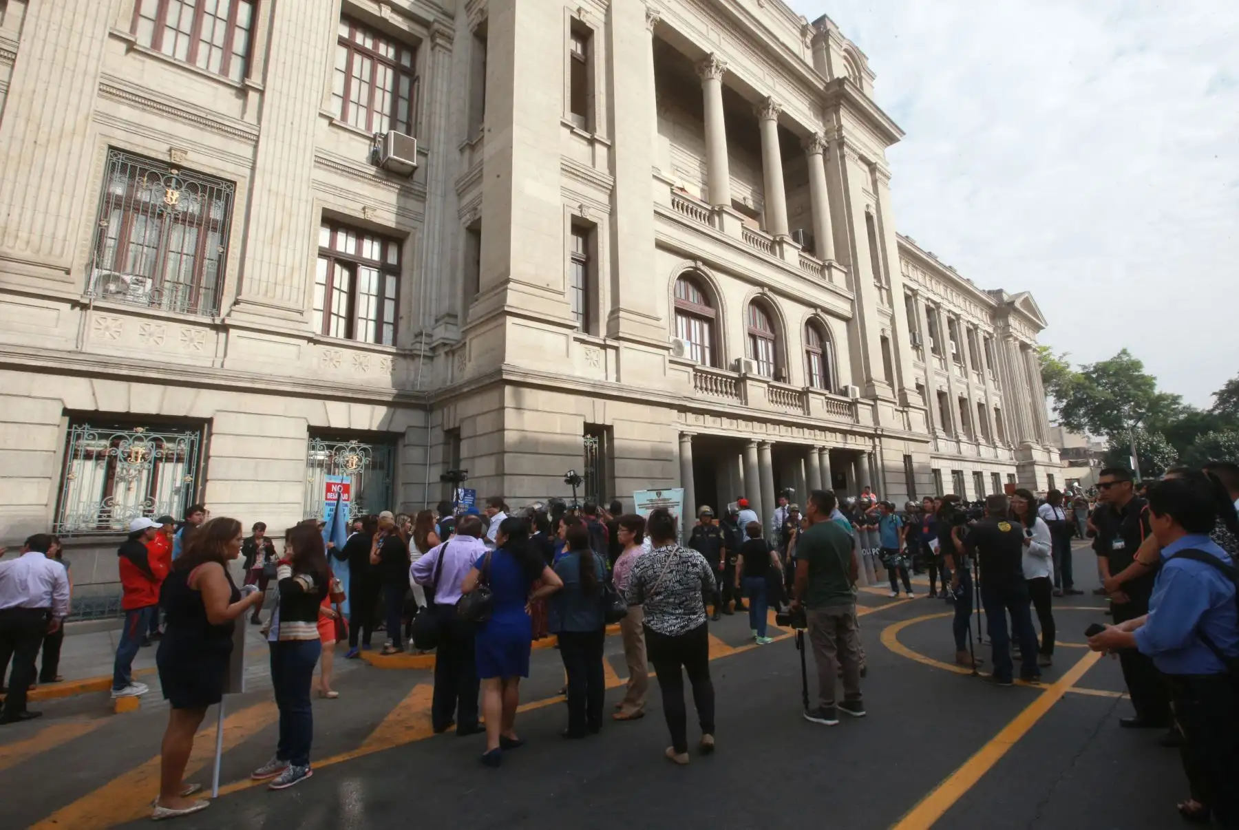 Abogados protestan por desalojo de la  oficina del CAL que funcionaba en el Palacio de Justicia.Foto:ANDINA/ Jhony Laurente