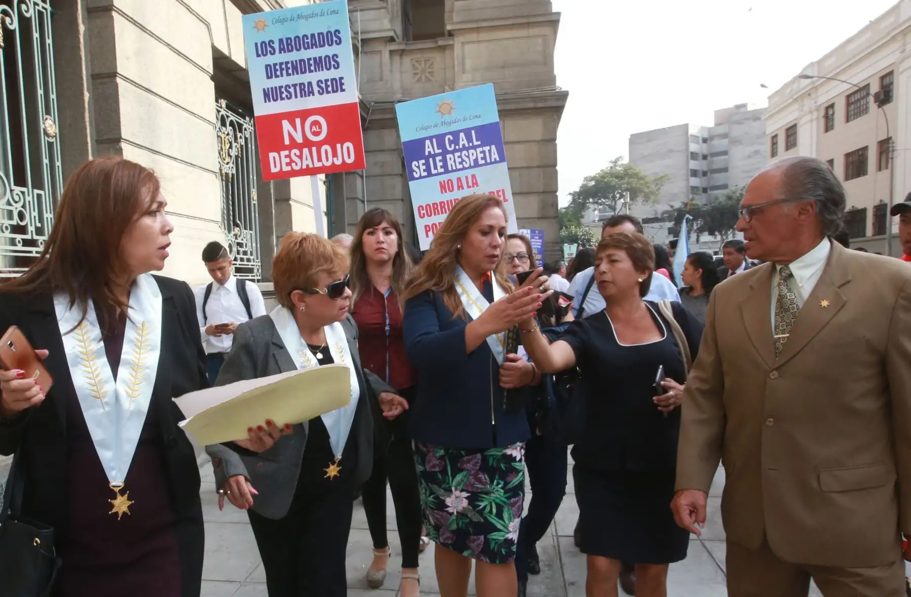 Decana Dra. María Elena Portocarrero Zamora,protesta por el desalojo de las oficinas del CAL que funcionaba en el Palacio de Justicia.Foto:ANDINA/ Jhony Laurente