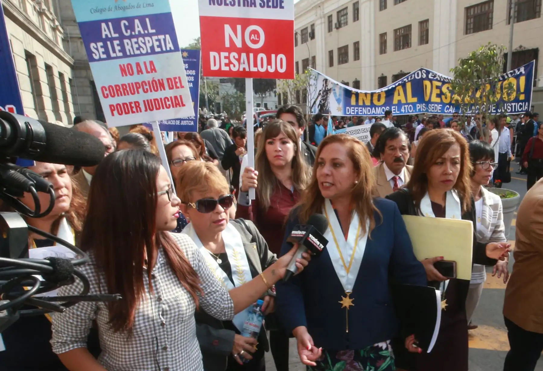 Decana Dra. María Elena Portocarrero Zamora,protesta por el desalojo de las oficinas del CAL que funcionaba en el Palacio de Justicia.Foto:ANDINA/ Jhony Laurente