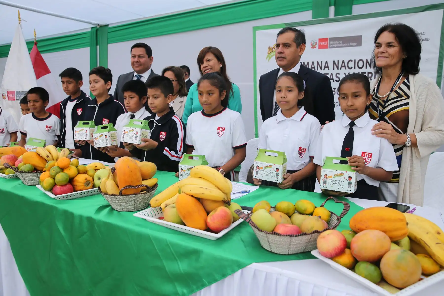 El Ministro de Agricultura Gustavo Mostajo, encabeza ceremonia de lanzamiento de la Semana Nacional de Frutas y Verduras, en la Institución educativa emblemática Melitón Carvajal . Foto: ANDINA/Norman Córdova